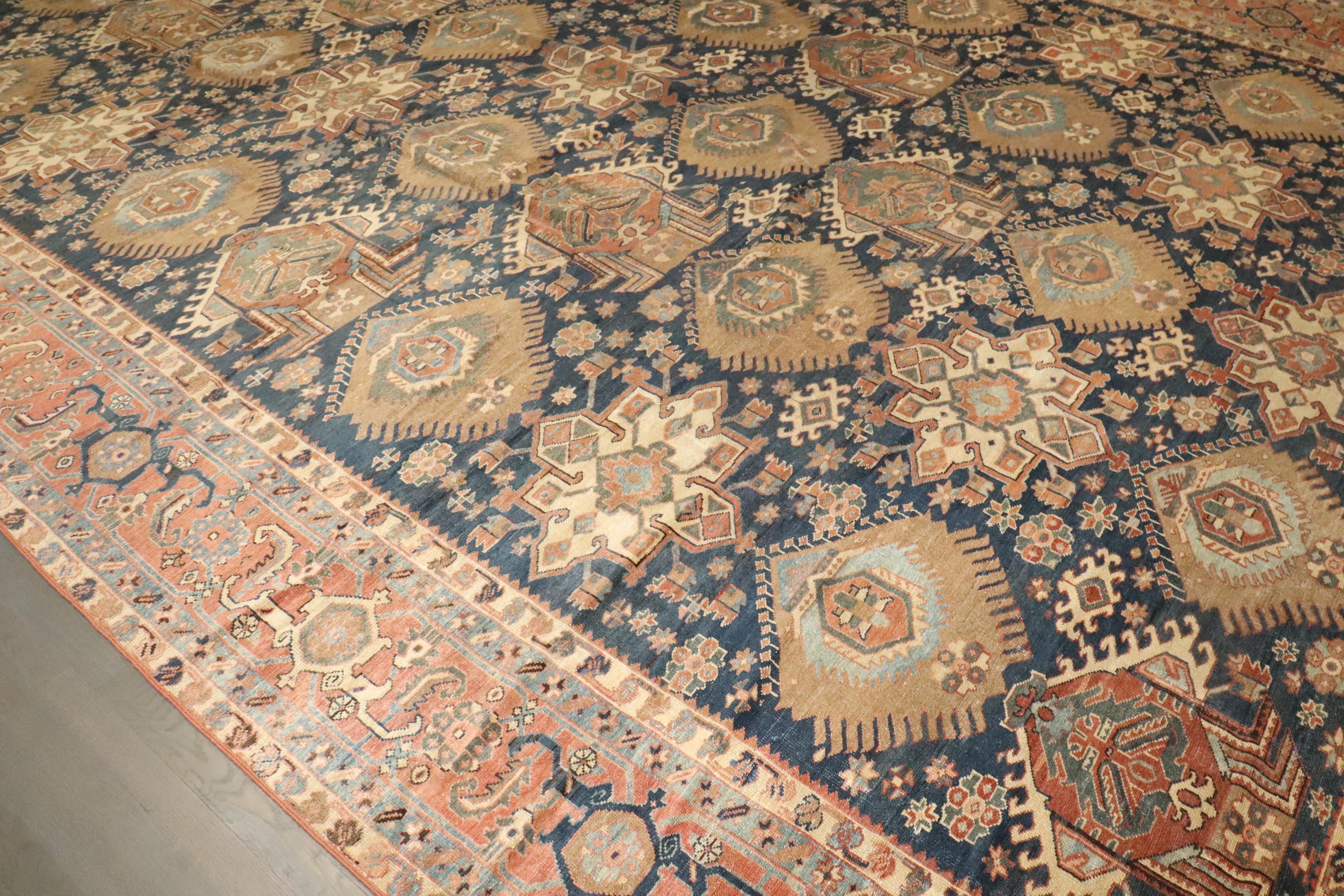 Zabihi Collection Geometric Oversize Persian Antique Heriz Rug im Angebot 3