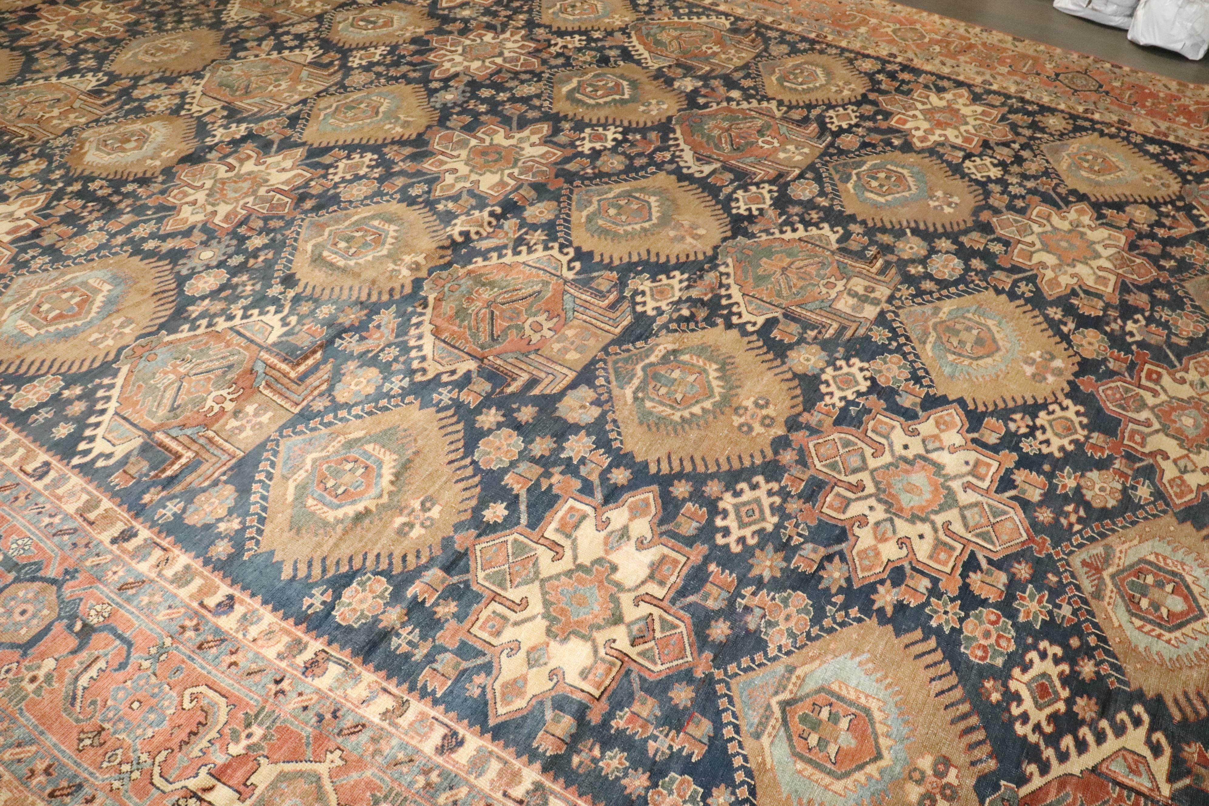 Zabihi Collection Geometric Oversize Persian Antique Heriz Rug im Angebot 5