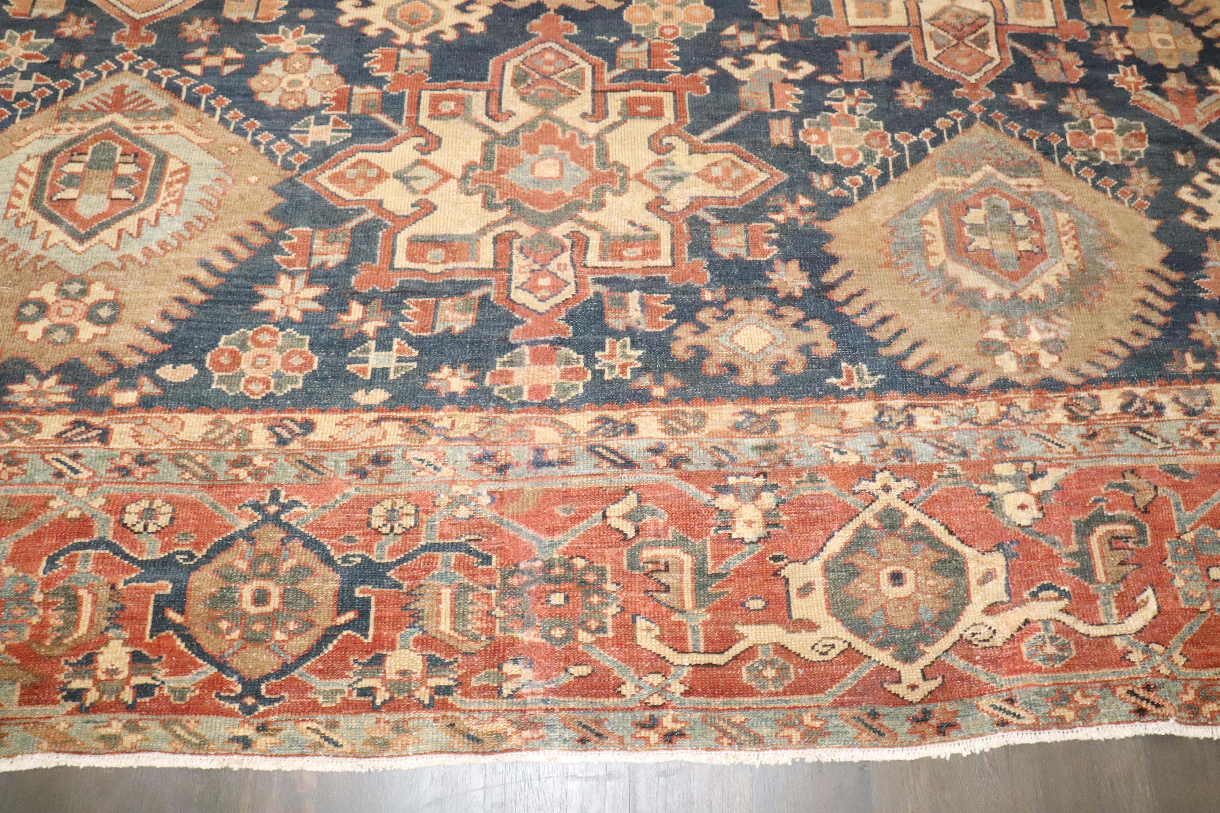 ein übergroßer persischer Heriz-Teppich aus dem frühen 20.

Einzelheiten
Teppich nein.	10828
Größe	12' 2