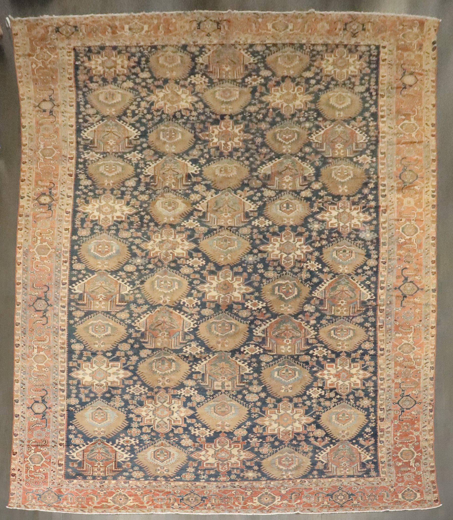Zabihi Collection Geometric Oversize Persian Antique Heriz Rug (Heriz Serapi) im Angebot