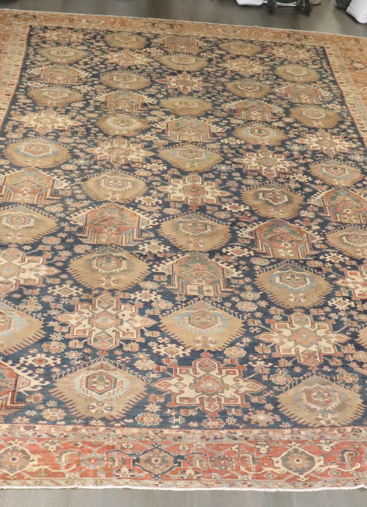 Zabihi Collection Geometric Oversize Persian Antique Heriz Rug (Persisch) im Angebot