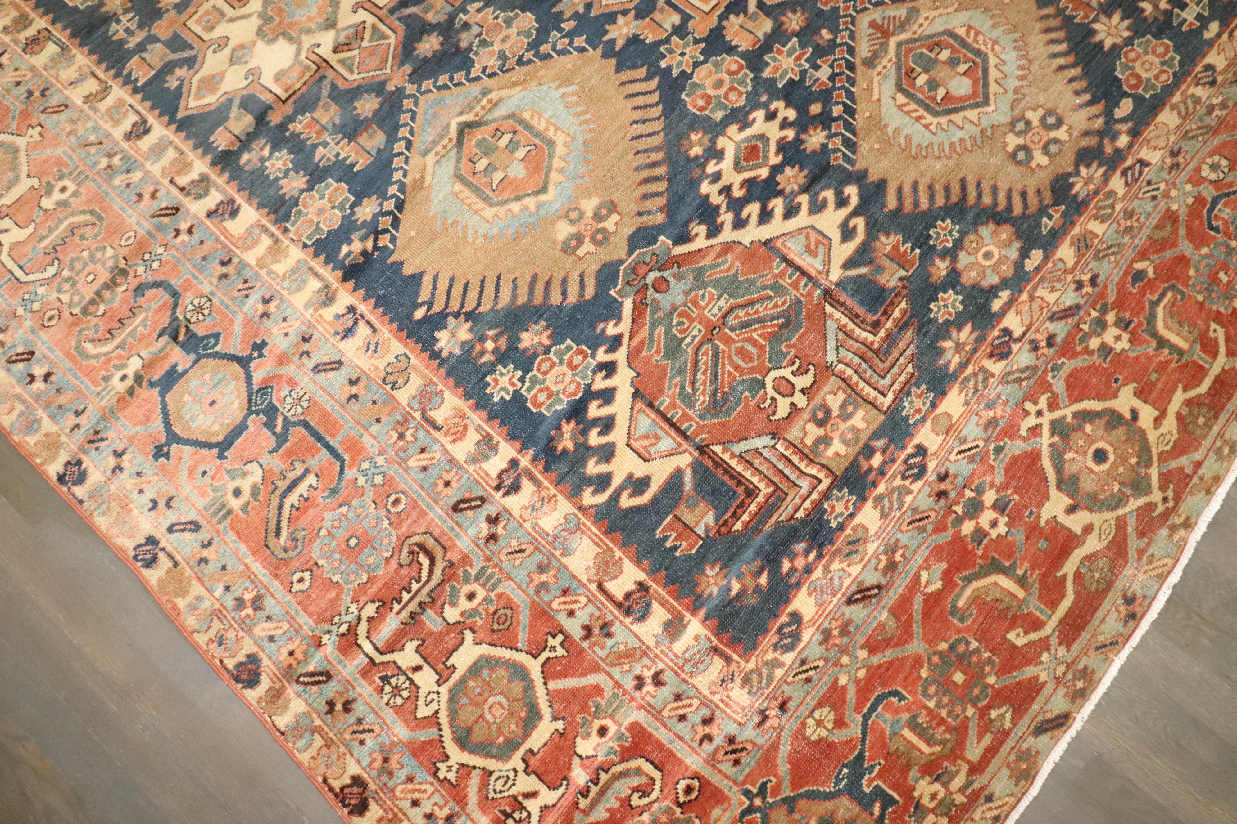 Zabihi Collection Geometric Oversize Persian Antique Heriz Rug (Handgewebt) im Angebot