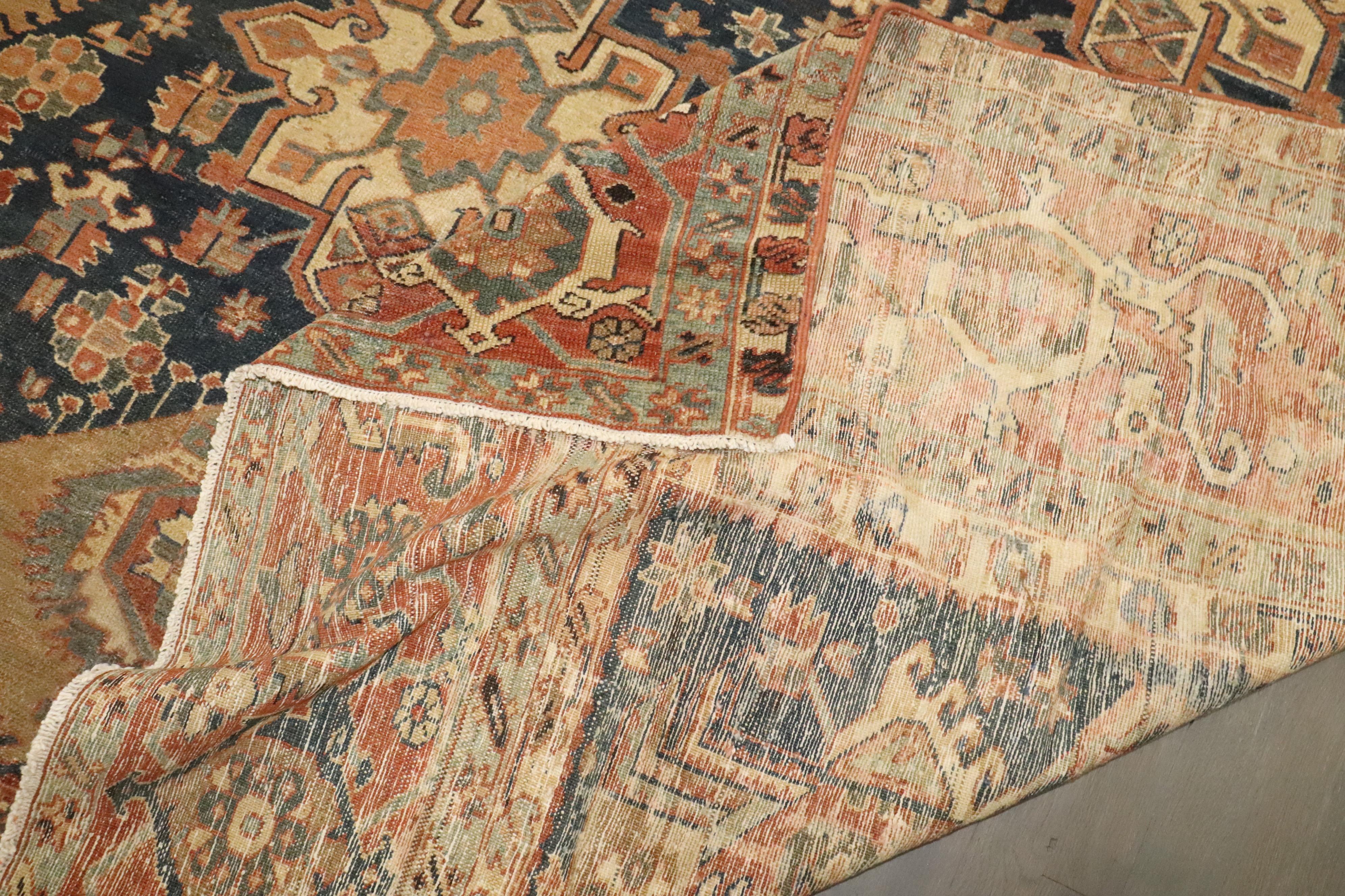 Zabihi Collection Geometric Oversize Persian Antique Heriz Rug (20. Jahrhundert) im Angebot