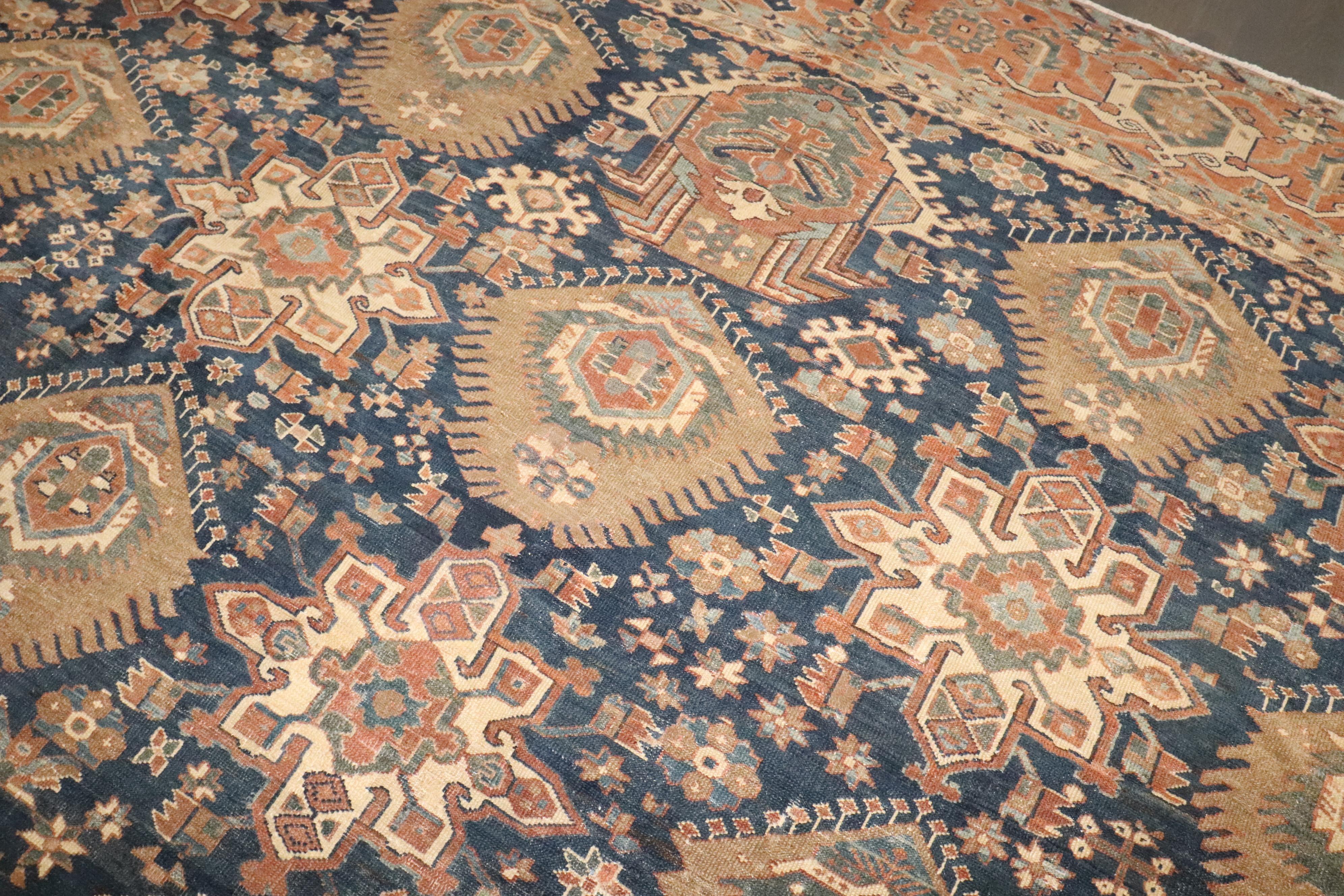 Zabihi Collection Geometric Oversize Persian Antique Heriz Rug im Angebot 1