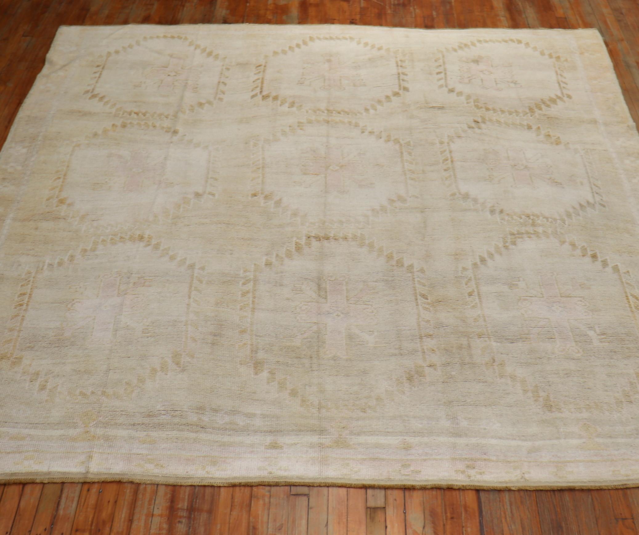 Kars turco della metà del 20° secolo in colori chiari con toni di rosa.

Dettagli
rug no.	j2232
dimensione	9' 7