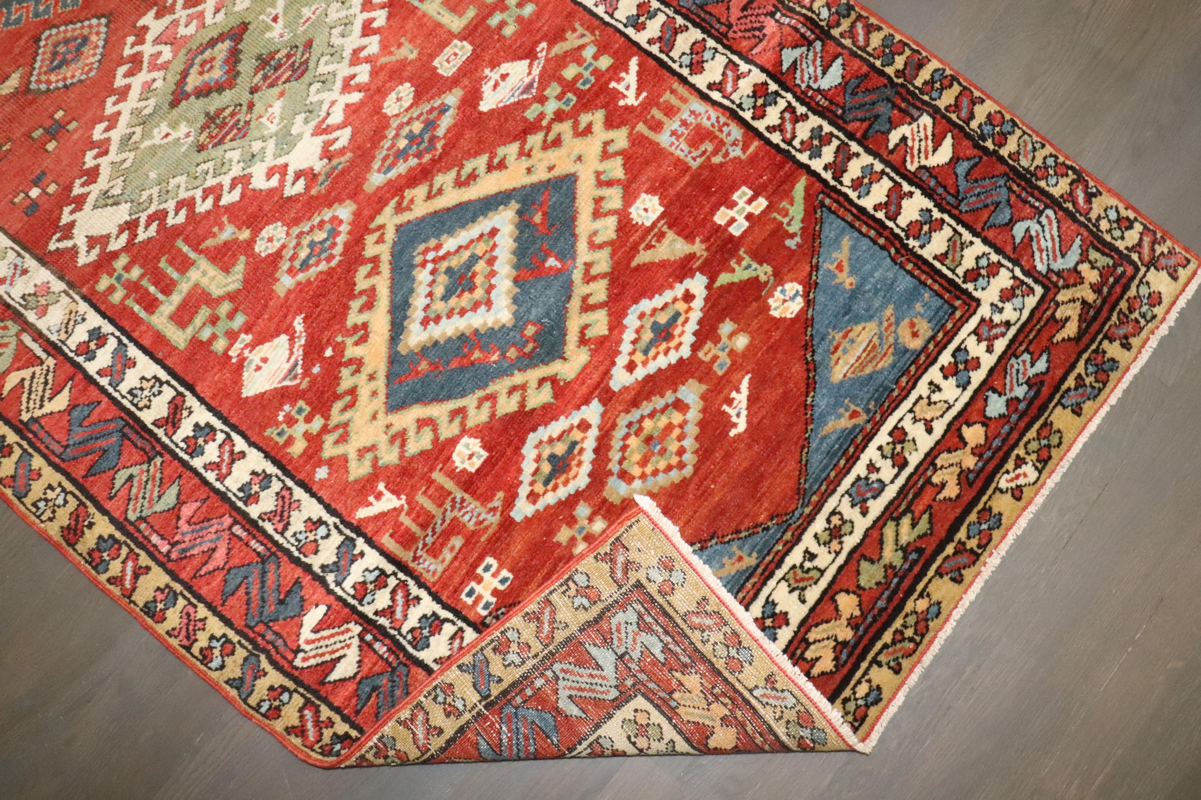 Zabihi Kollektion Geometrischer Stammeskunst Nordwest Persischer Läufer frühes 20. Jahrhundert im Angebot 4