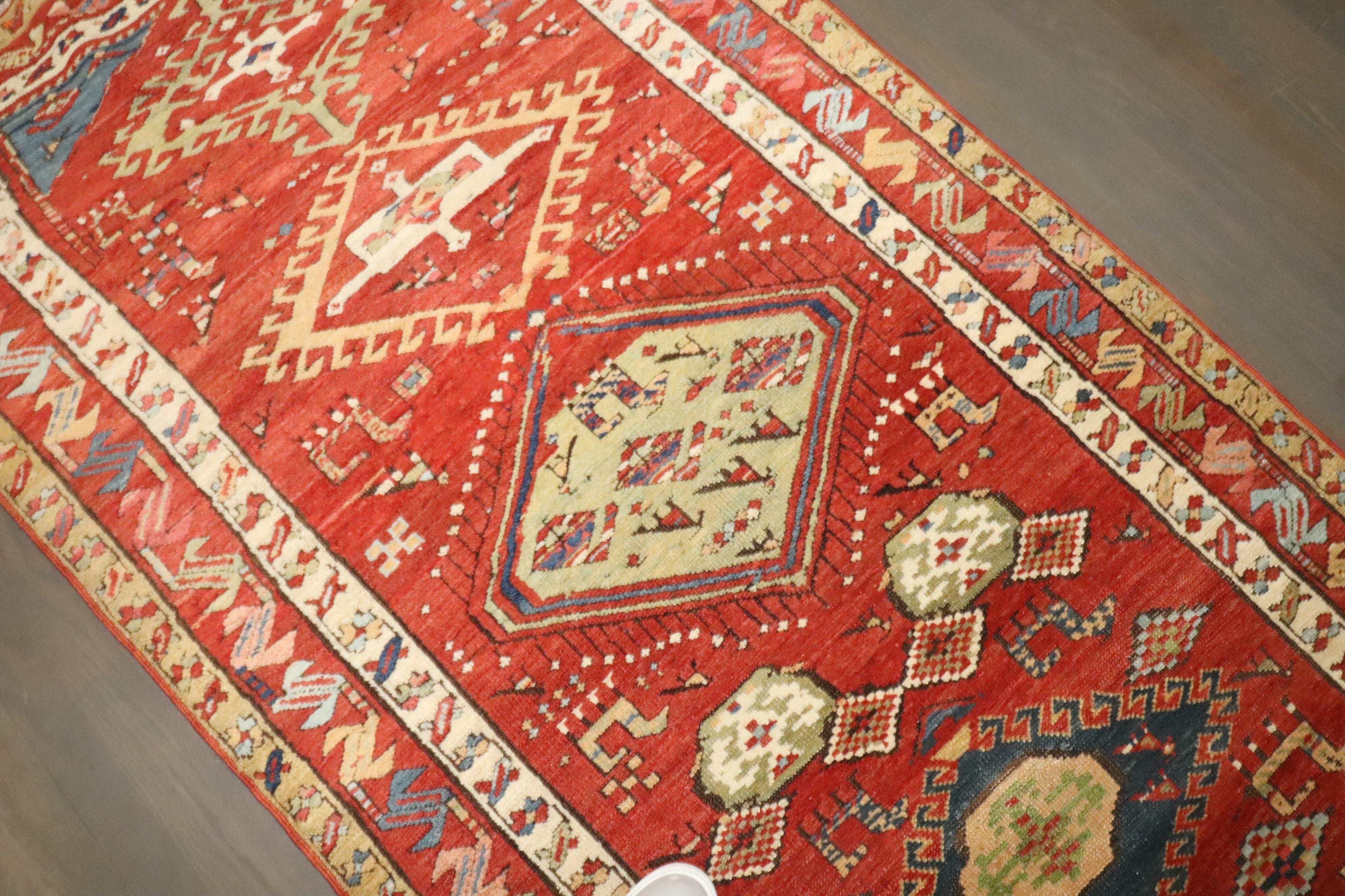 Zabihi Kollektion Geometrischer Stammeskunst Nordwest Persischer Läufer frühes 20. Jahrhundert (Kasachisch) im Angebot