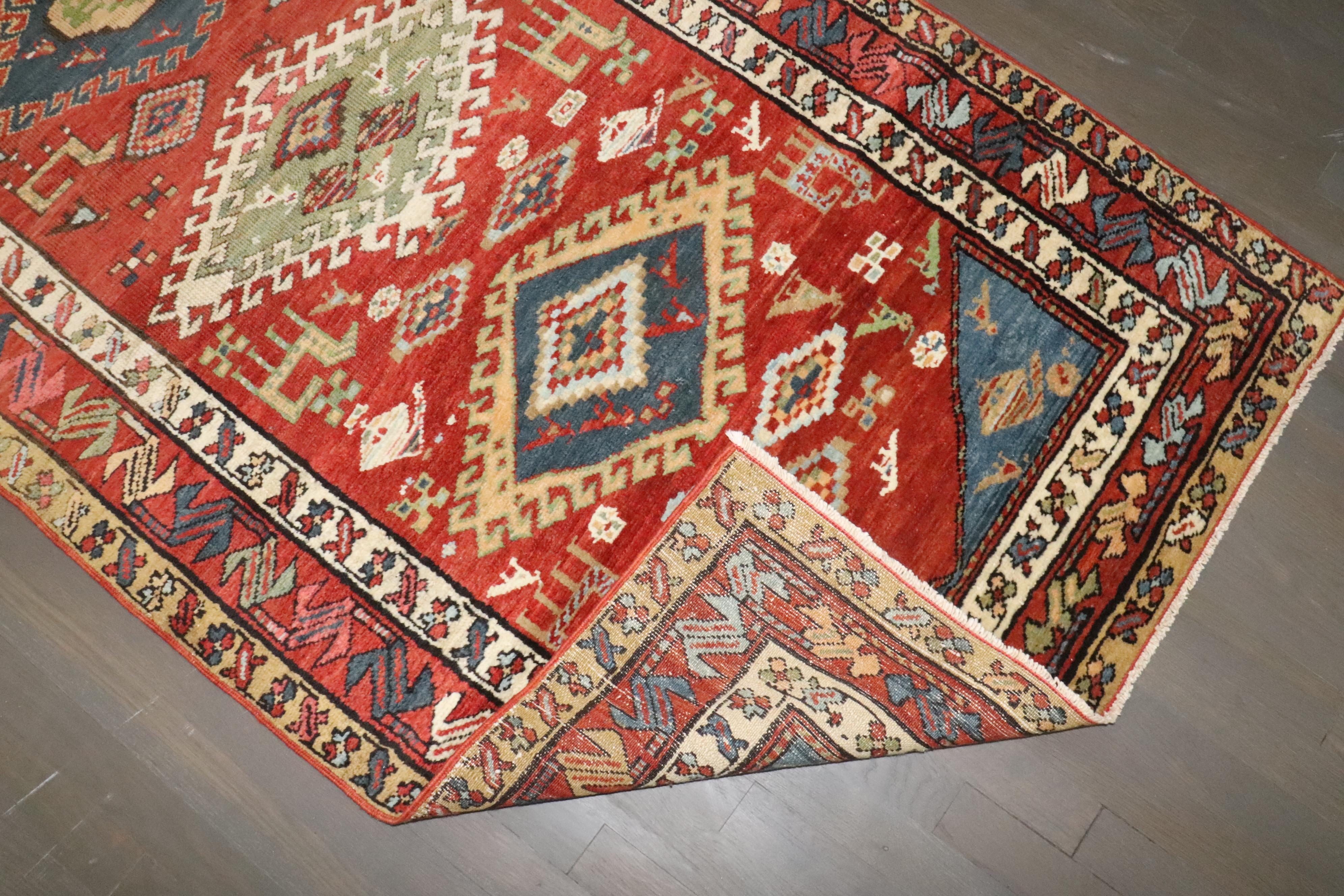 Zabihi Kollektion Geometrischer Stammeskunst Nordwest Persischer Läufer frühes 20. Jahrhundert (Handgewebt) im Angebot