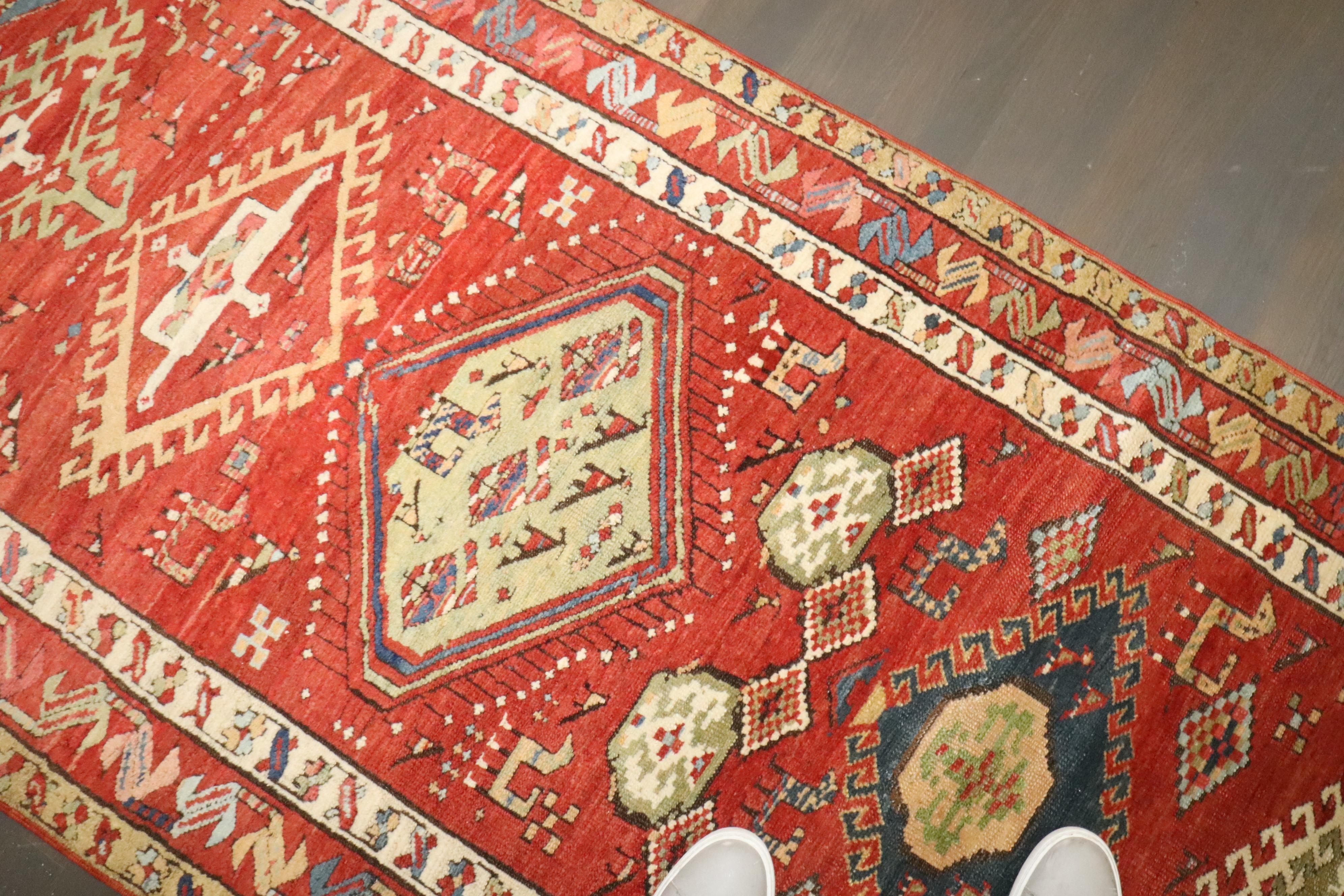 Zabihi Kollektion Geometrischer Stammeskunst Nordwest Persischer Läufer frühes 20. Jahrhundert im Zustand „Gut“ im Angebot in New York, NY