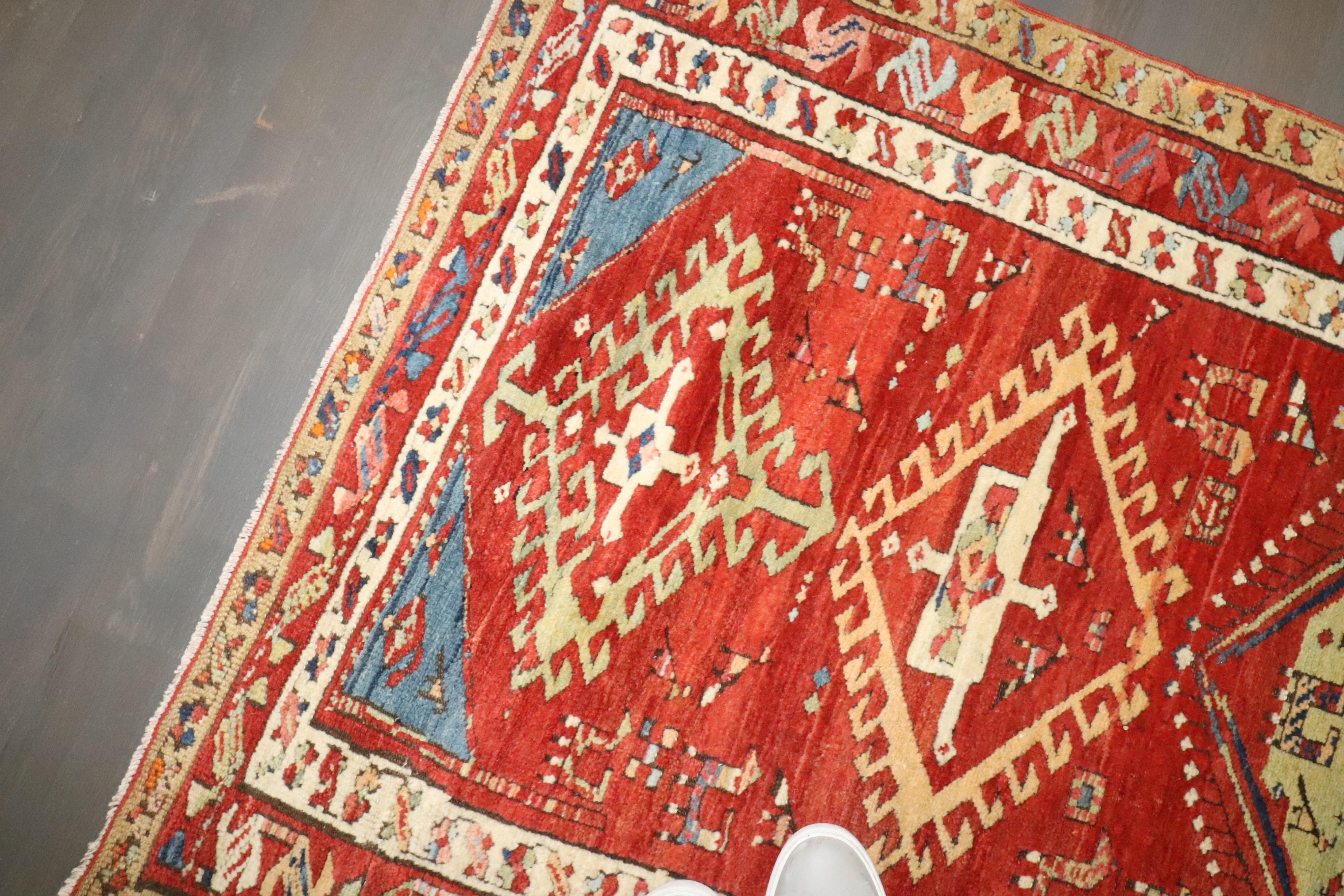 Zabihi Kollektion Geometrischer Stammeskunst Nordwest Persischer Läufer frühes 20. Jahrhundert (Wolle) im Angebot
