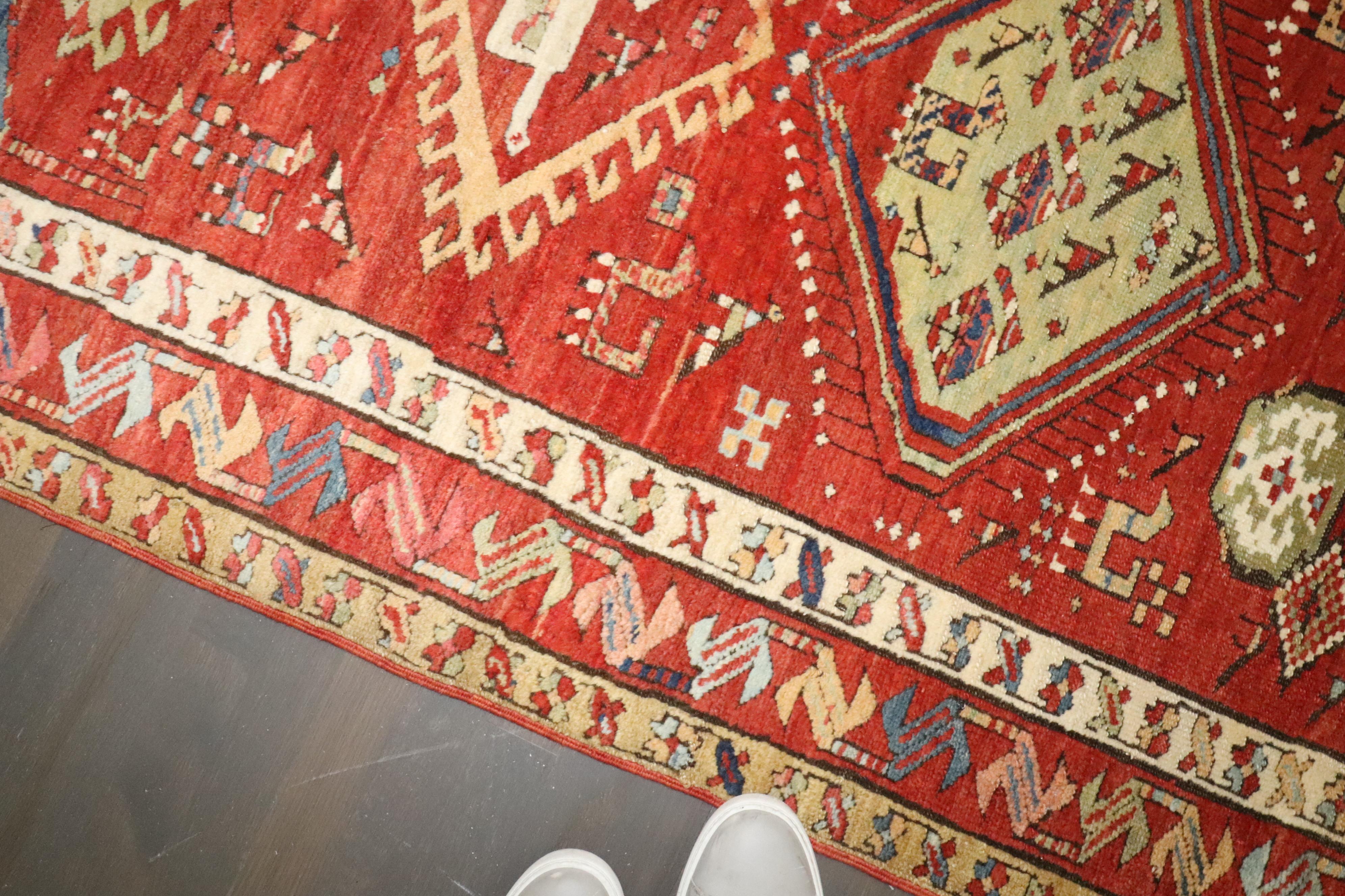Zabihi Kollektion Geometrischer Stammeskunst Nordwest Persischer Läufer frühes 20. Jahrhundert im Angebot 1
