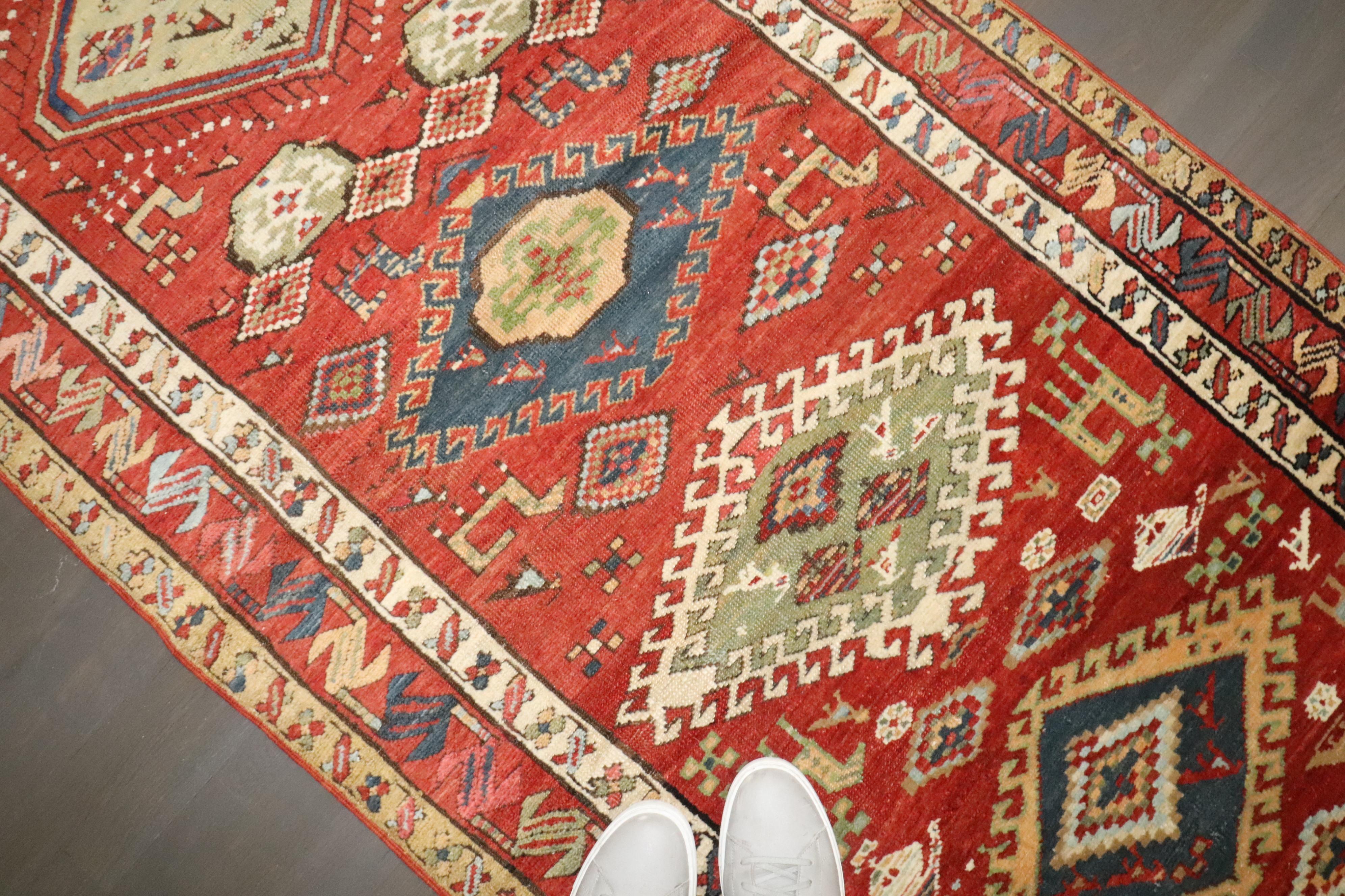 Zabihi Kollektion Geometrischer Stammeskunst Nordwest Persischer Läufer frühes 20. Jahrhundert im Angebot 3