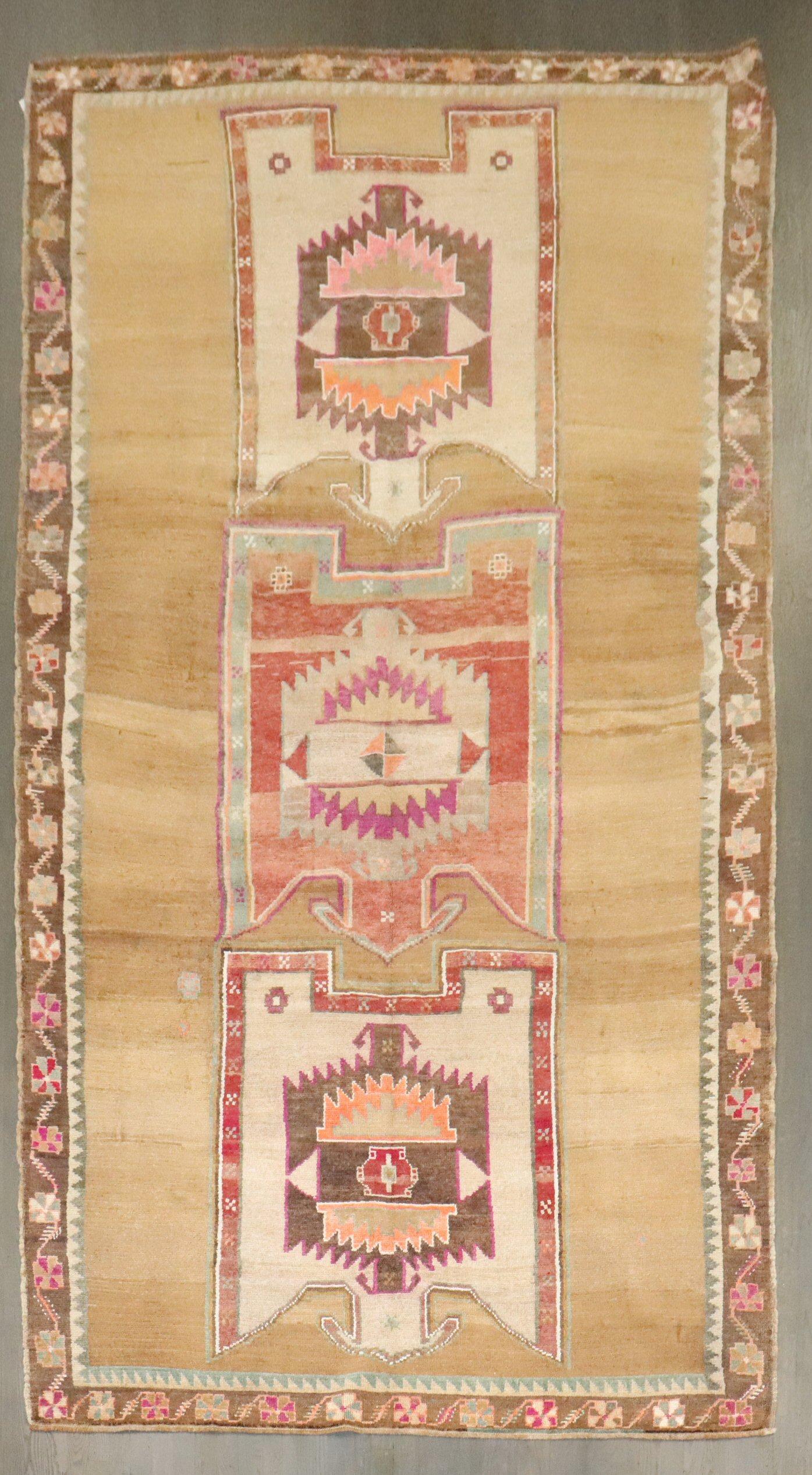 Zabihi Collection Geometric Tribal Turkish Gallery Runner (20. Jahrhundert) im Angebot