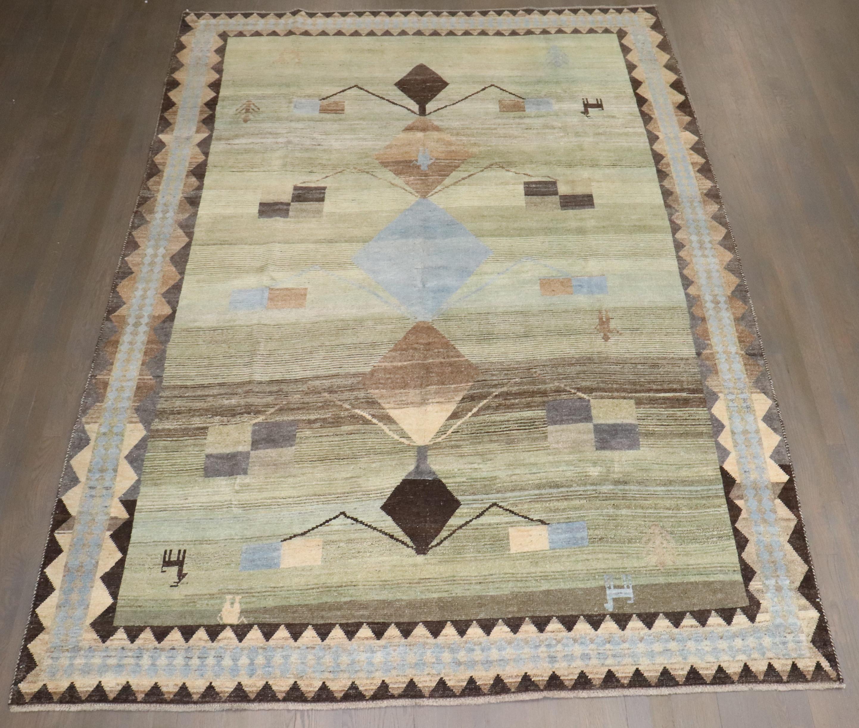 un tappeto geometrico persiano Gabbeh della metà del XX secolo con colori blu, marrone e verde.

Dettagli
rug no.	j4473
dimensione	6' 10