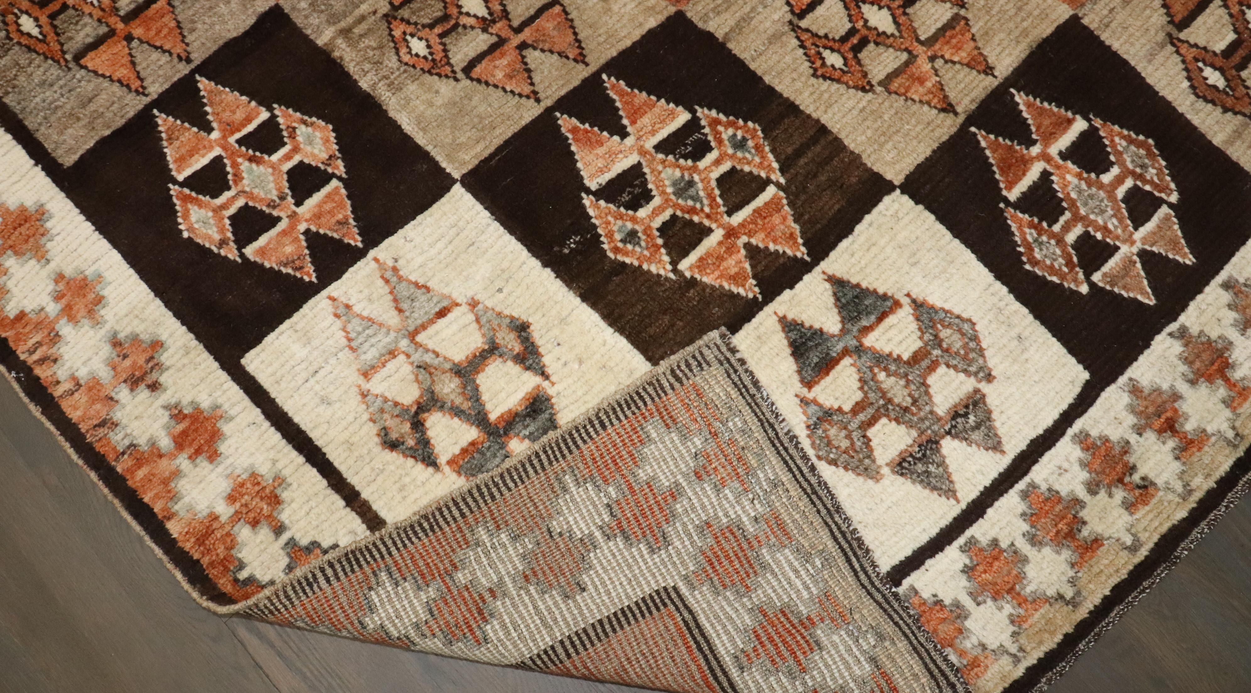 una alfombra cuadrada antigua persa Gabbeh del 2º cuarto del siglo XX con un diseño integral en tonos tierra

Detalles
alfombra no.	j4494
talla	6' 7