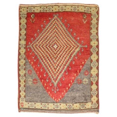 Geometrischer türkischer Vintage-Teppich in Akzentgröße aus der Zabihi-Kollektion