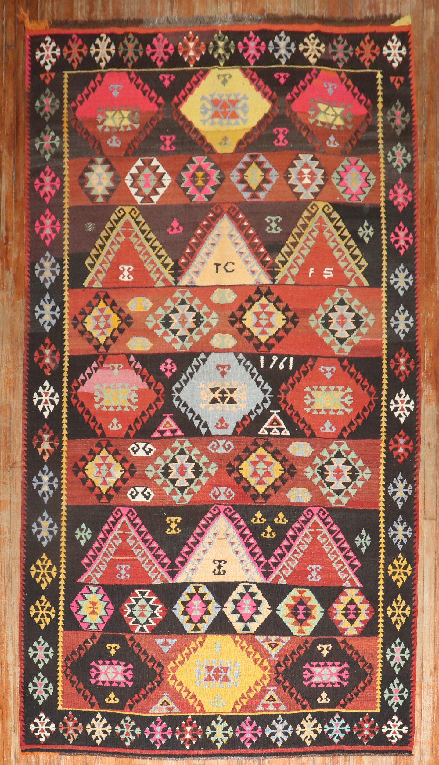 Kilim géométrique turc réalisé dans un format galerie du 3e quart du 20e siècle.

Mesures : 6'2'' x 11'2''

Les Rug & Kilim désignent avant tout un type de tapis tissé à plat qui était produit sans poils noués.
Comme il s'agit de l'une des plus