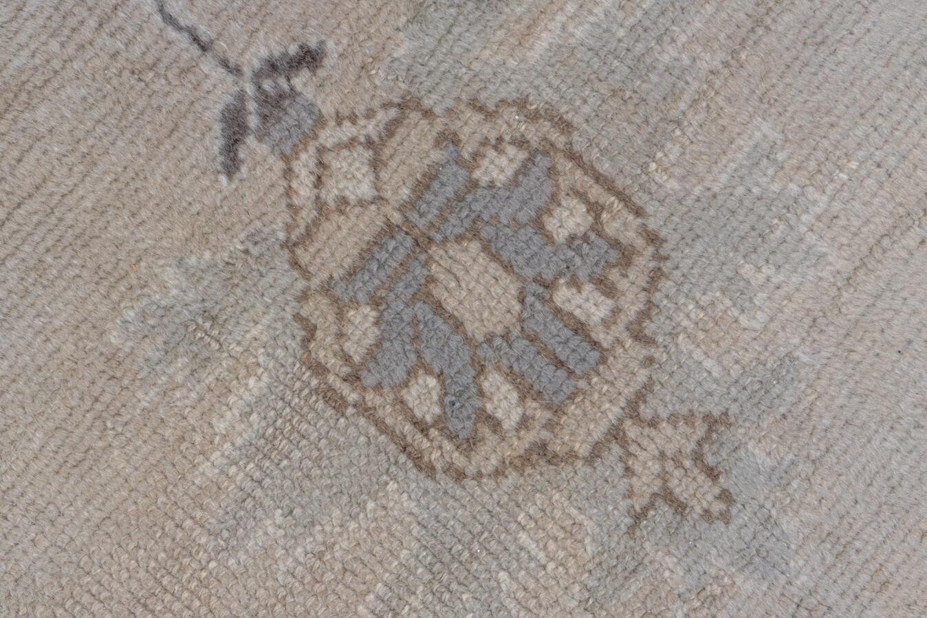 Zabihi Collection Gray Antiker türkischer Oushak-Teppich (Land) im Angebot
