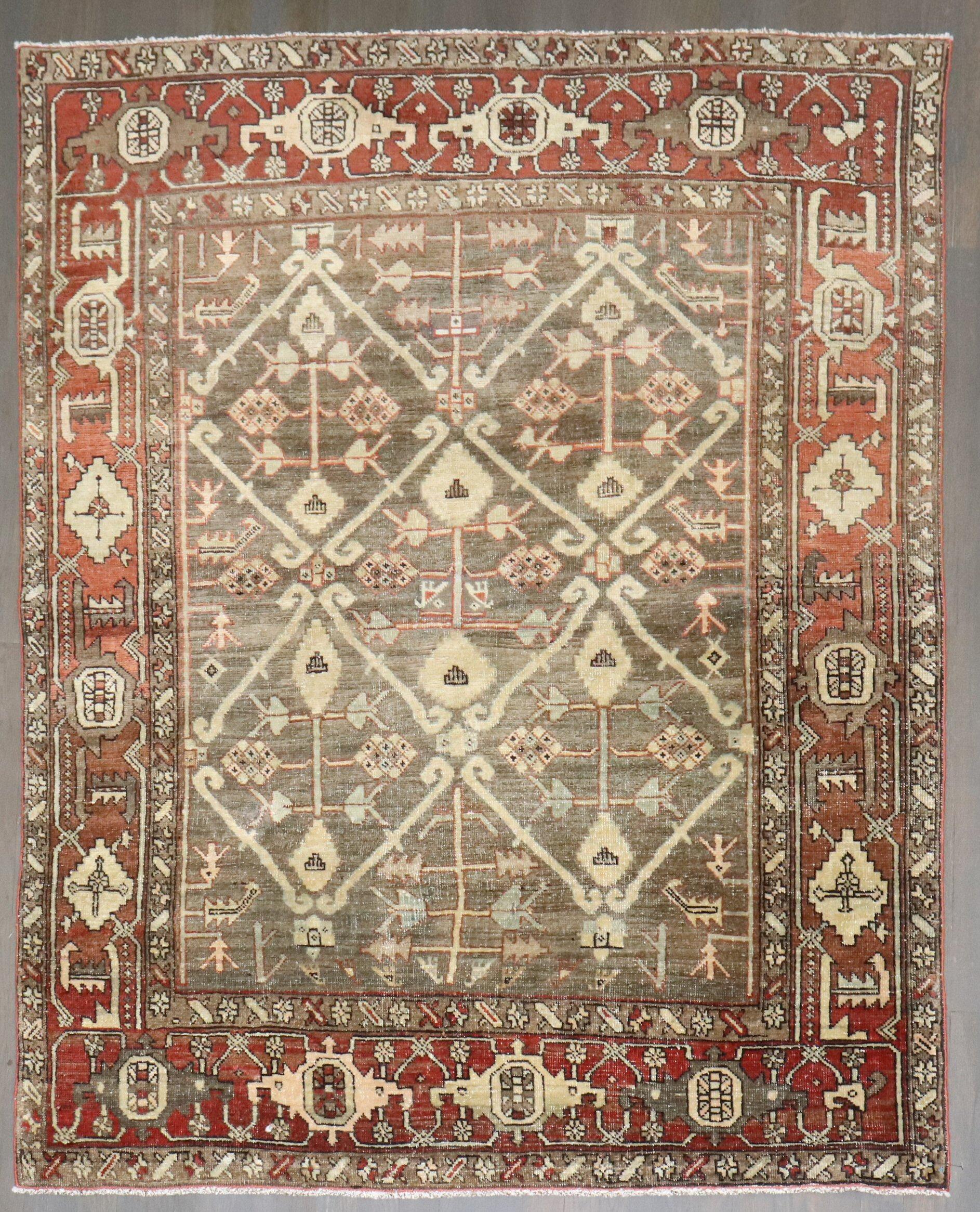 Fine quality Persian Heriz rug with an all-over design in greens and brown,

circa 1920. Measures: 4'4