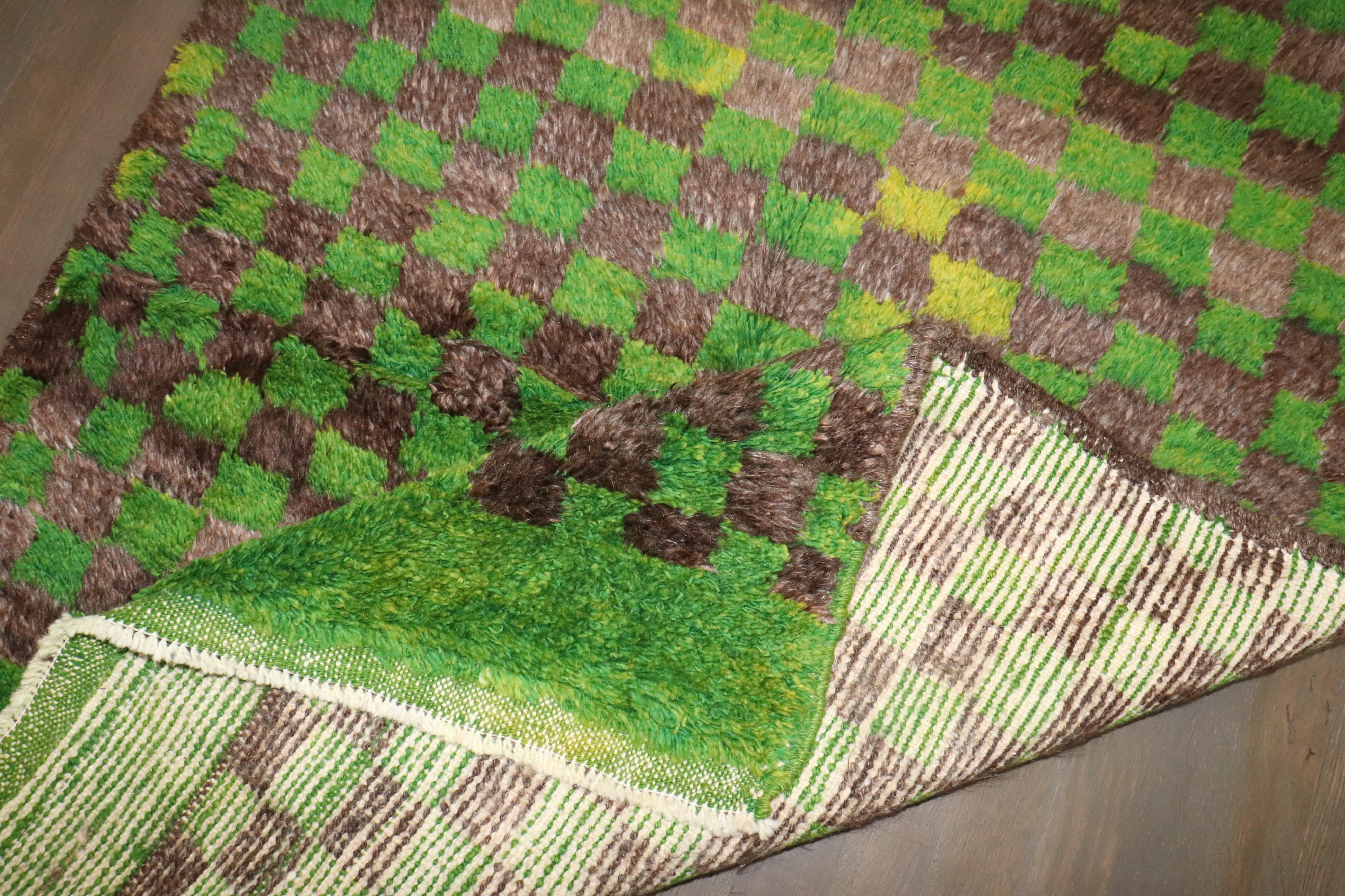 Zabihi Collection Grüner Türkischer Tulu-Teppich im Vintage-Stil im Zustand „Gut“ im Angebot in New York, NY