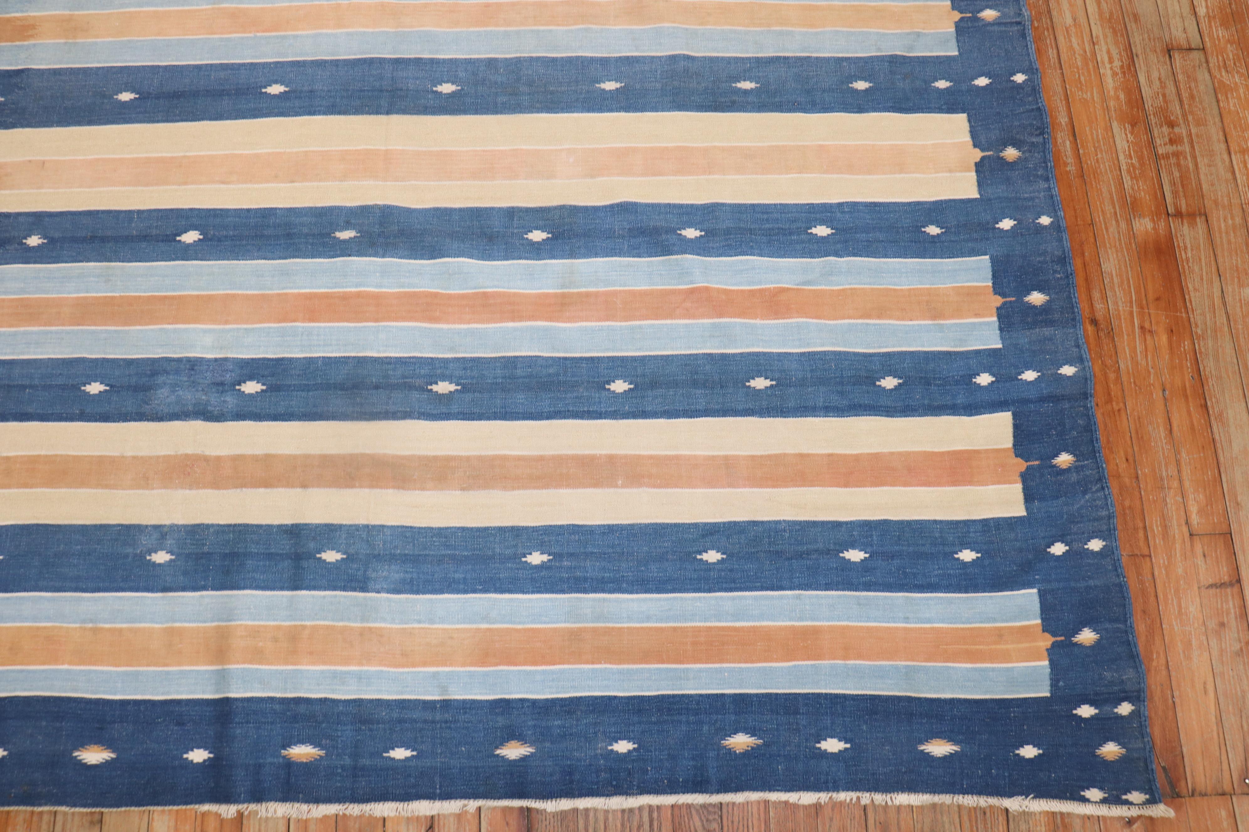 XX secolo Tappeto Zabihi Collection Indian Dhurrie Room Size Early 20th Century in vendita