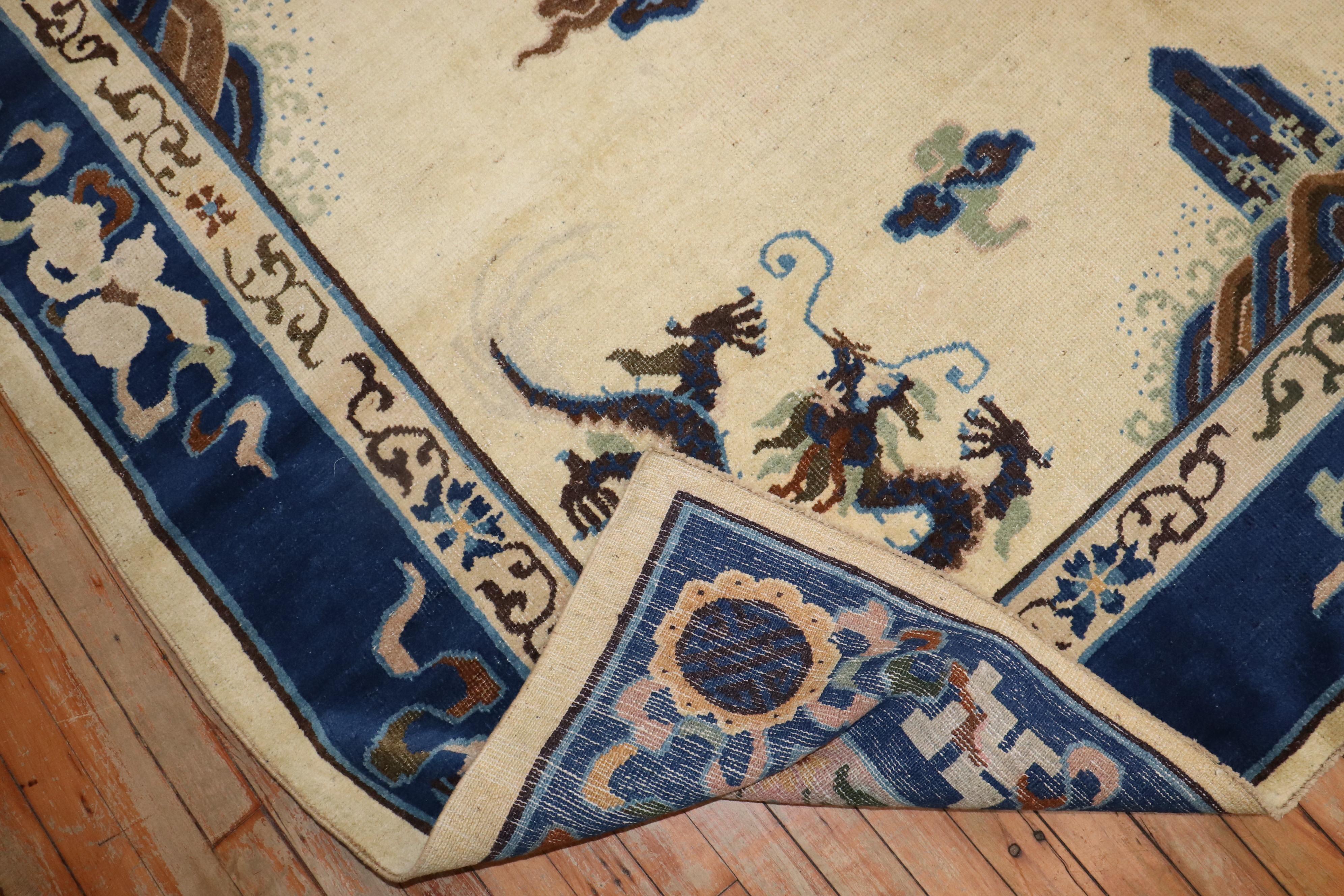 Zabihi Collection Elfenbein Antiker chinesischer Drachenteppich (Chinesisch) im Angebot