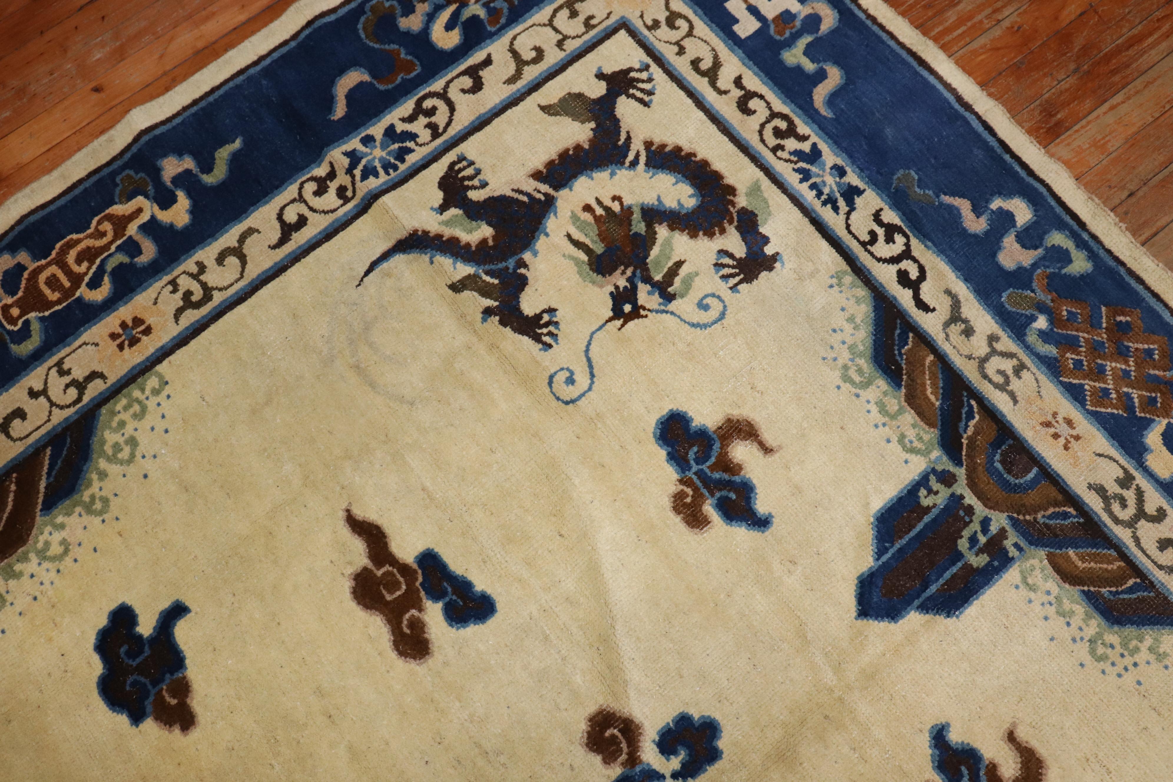 Zabihi Collection Elfenbein Antiker chinesischer Drachenteppich (20. Jahrhundert) im Angebot