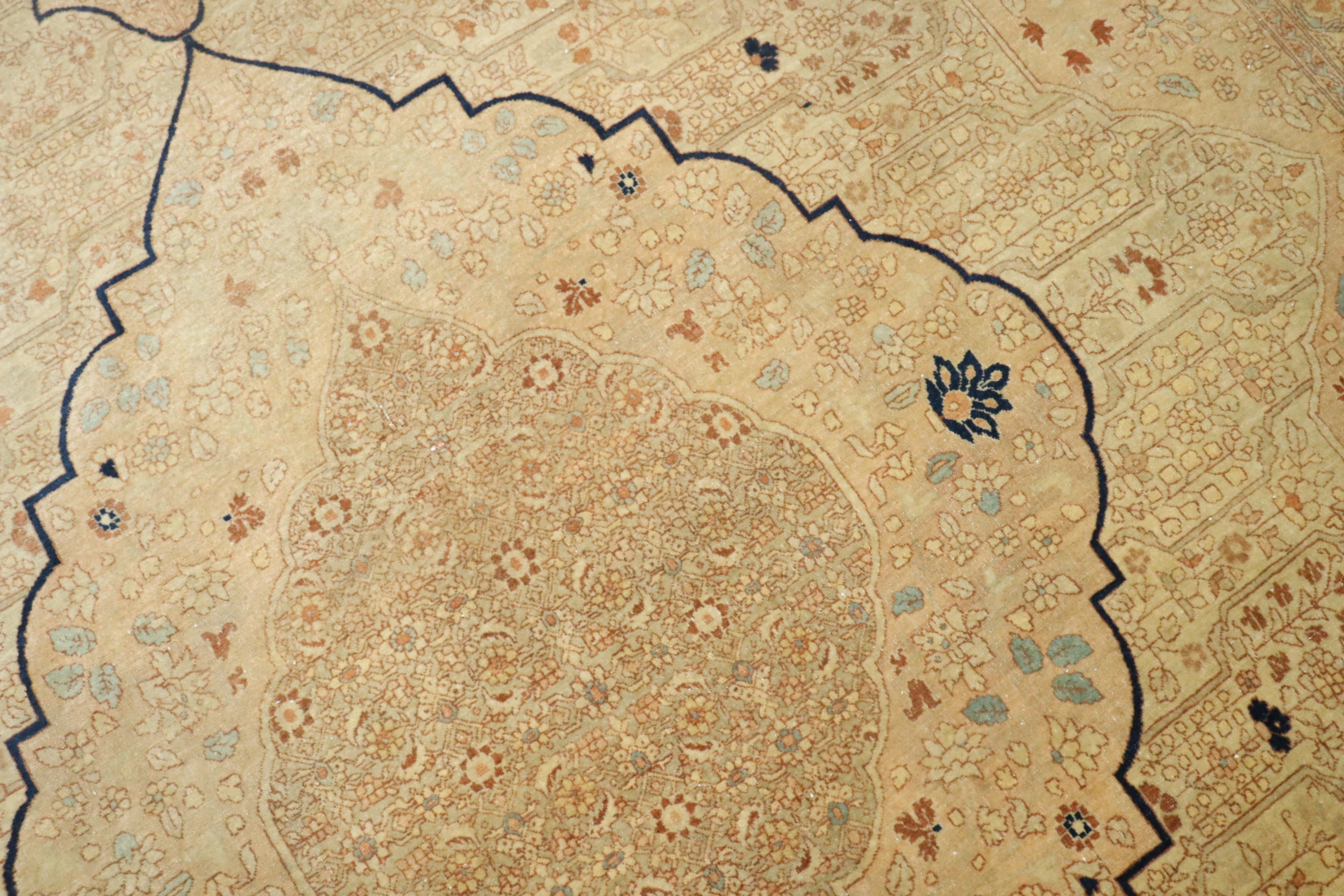 Atemporal es la mejor descripción de esta magnífica alfombra persa antigua de Tabriz de principios del siglo XX.