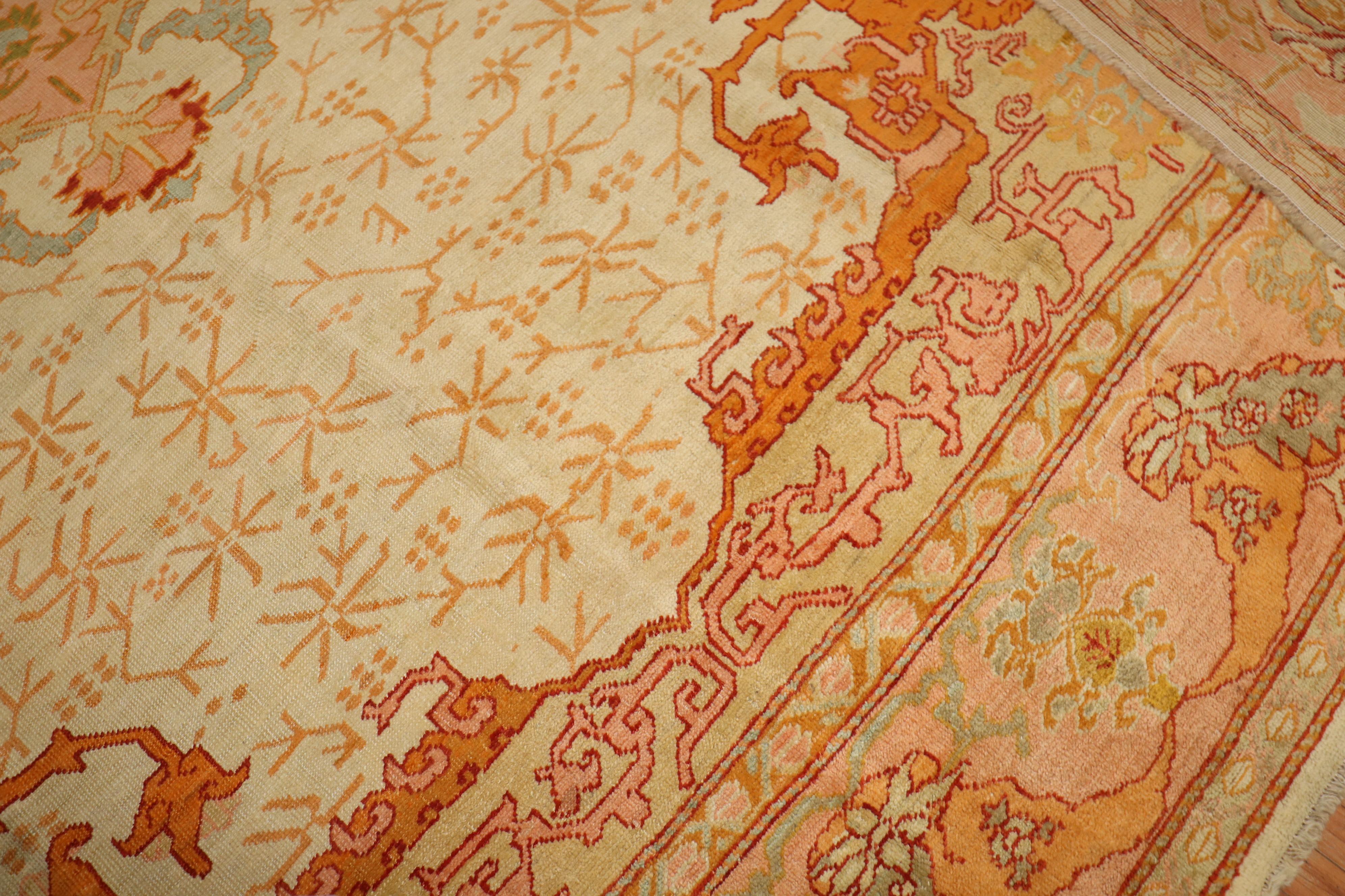 Zabihi Collection Elfenbein Antiker großer Oushak-Teppich im Angebot 1