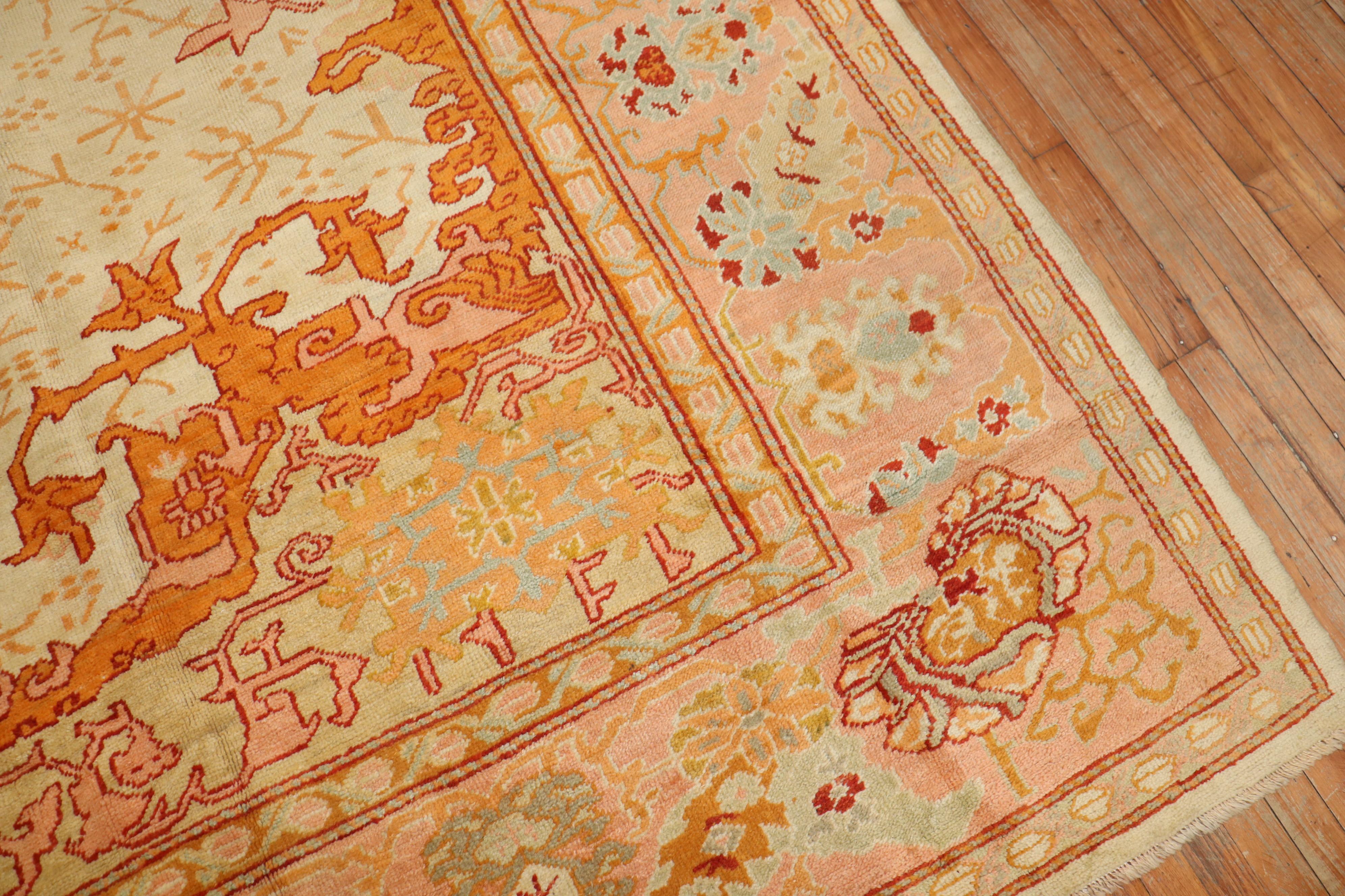 Eine um 1900 authentische  Sehr guter Zustand großformatiger türkischer Oushak-Teppich 

Maße: 11'8'' x 15'6''

Oushak-Teppiche werden wegen ihres reichen Aussehens sowie ihrer hohen Qualität und außergewöhnlichen Schönheit geschätzt, was sie zu