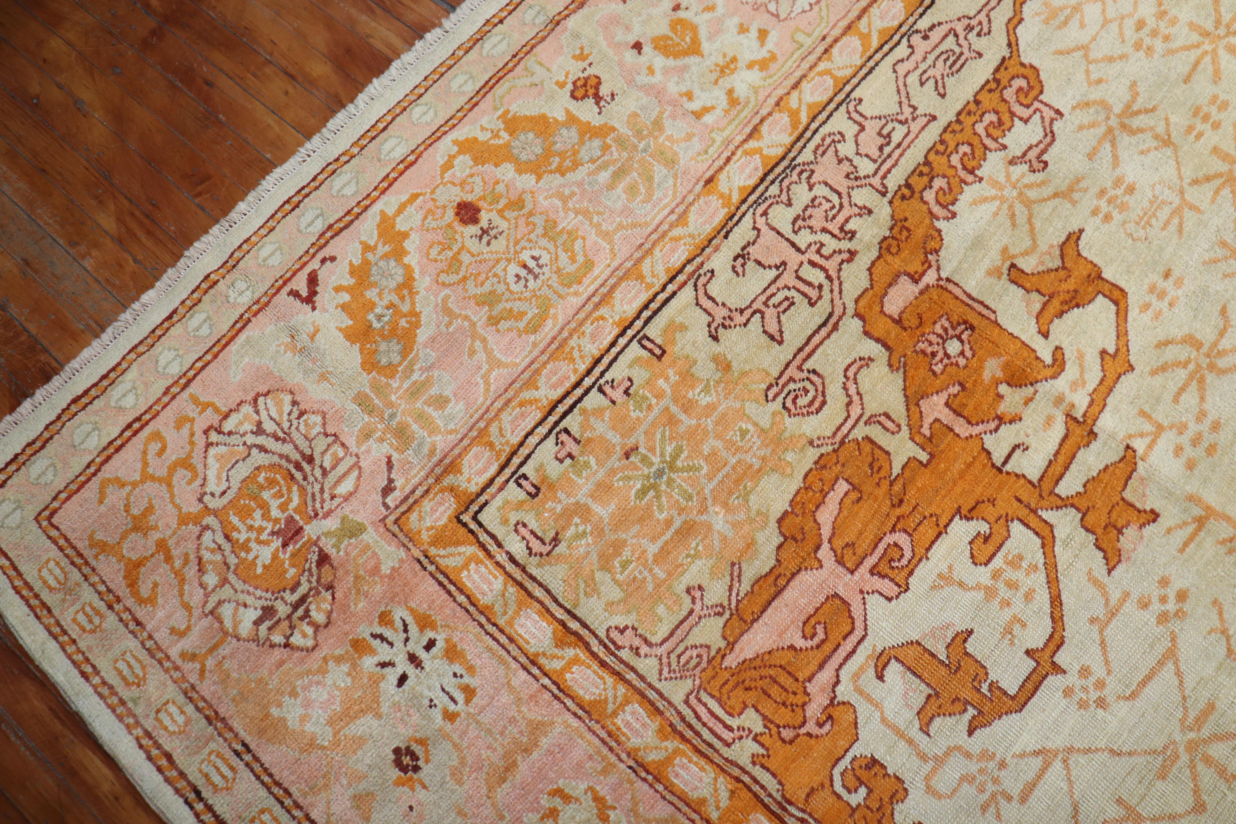 Zabihi Collection Elfenbein Antiker großer Oushak-Teppich im Zustand „Gut“ im Angebot in New York, NY