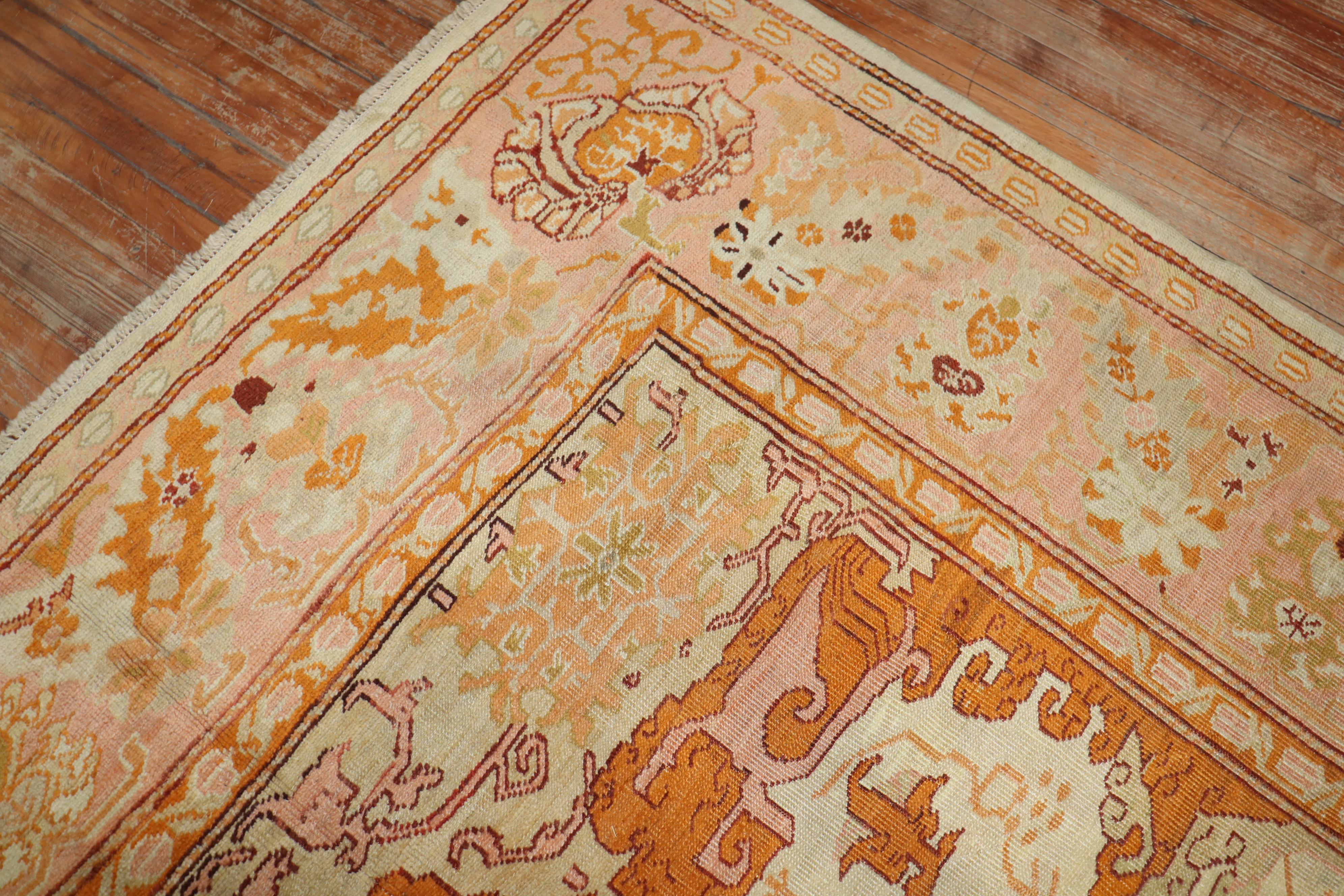 Zabihi Collection Elfenbein Antiker großer Oushak-Teppich (20. Jahrhundert) im Angebot