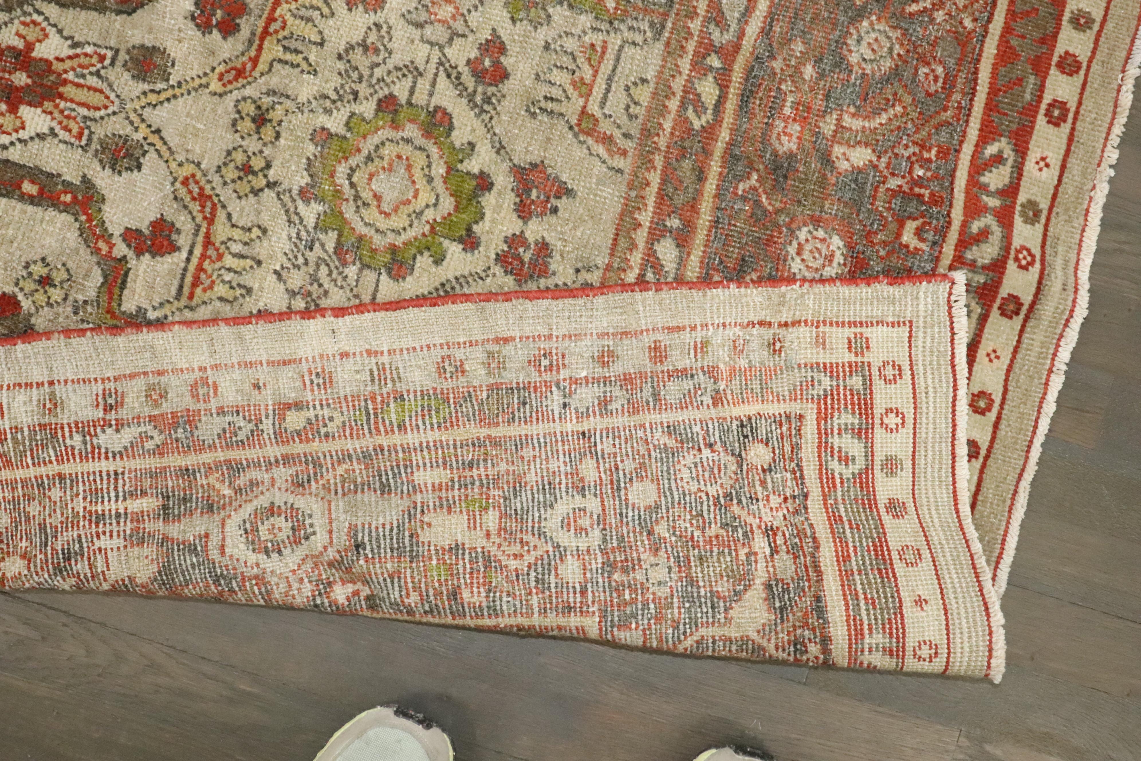 Zabihi Collection Elfenbein Antiker Persischer Mahal Teppich (20. Jahrhundert) im Angebot