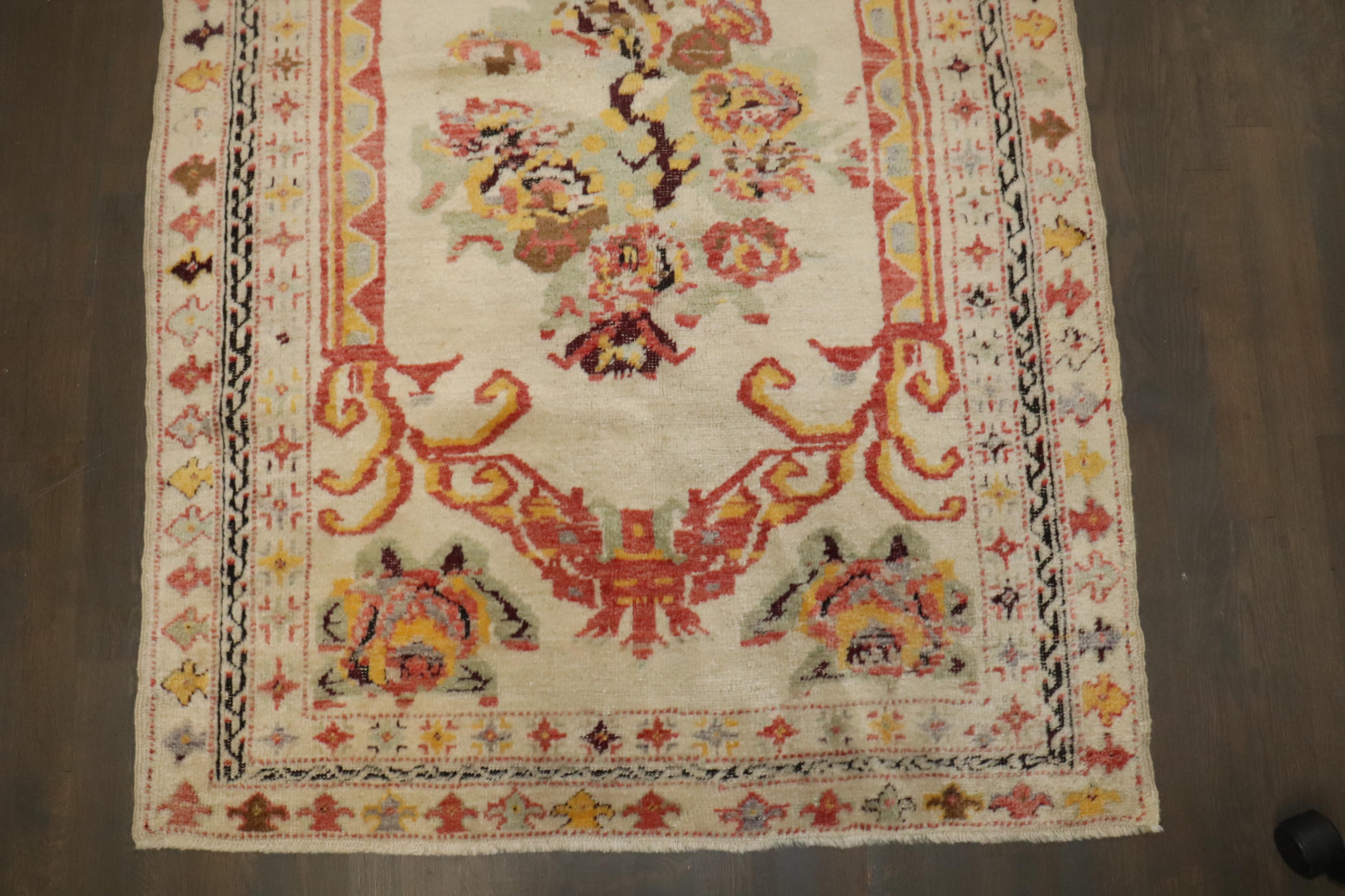 Vittoriano Tappeto Zabihi Collection'S Avorio Antico Turco Ghiordes in vendita
