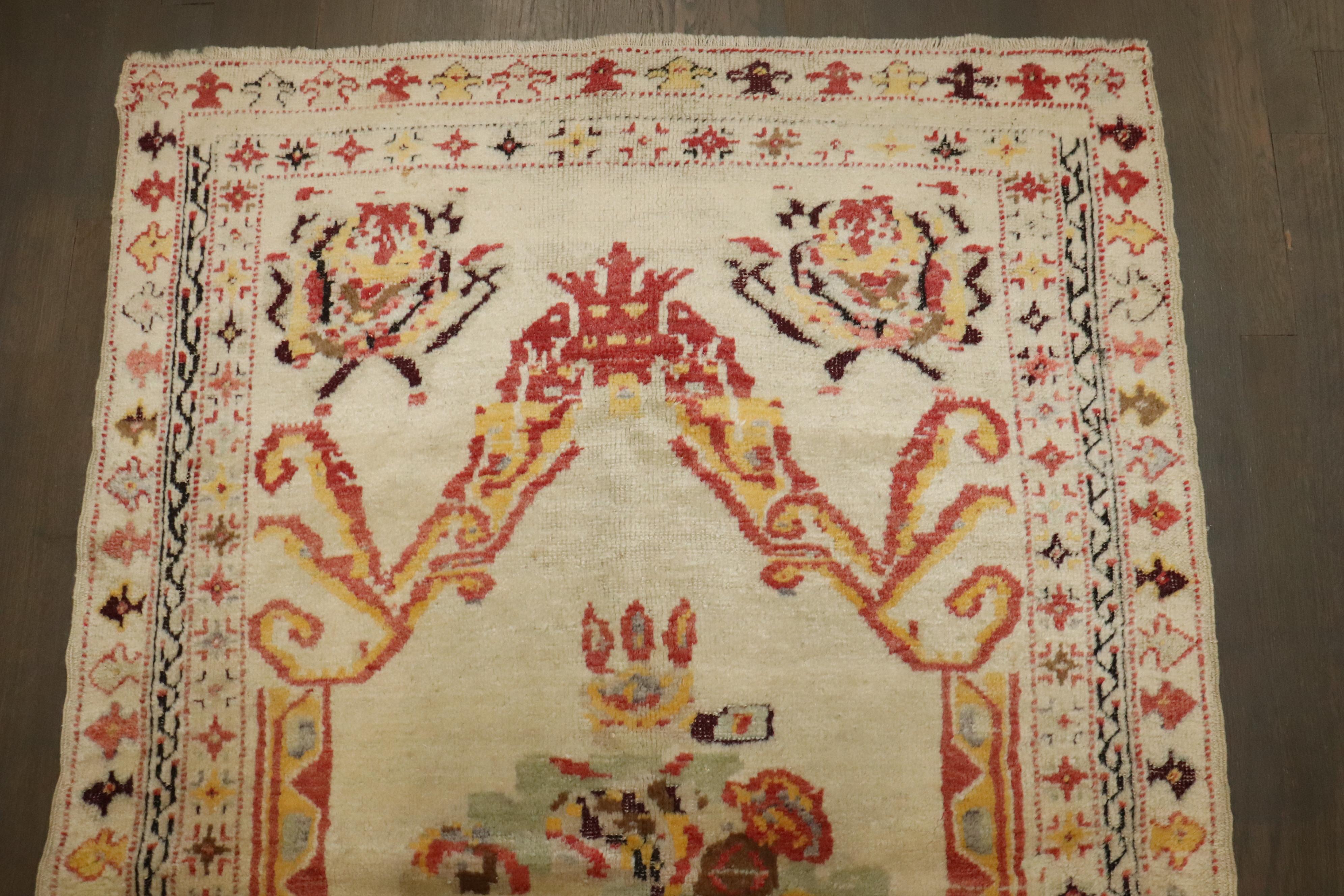 Tappeto Zabihi Collection'S Avorio Antico Turco Ghiordes In condizioni buone in vendita a New York, NY