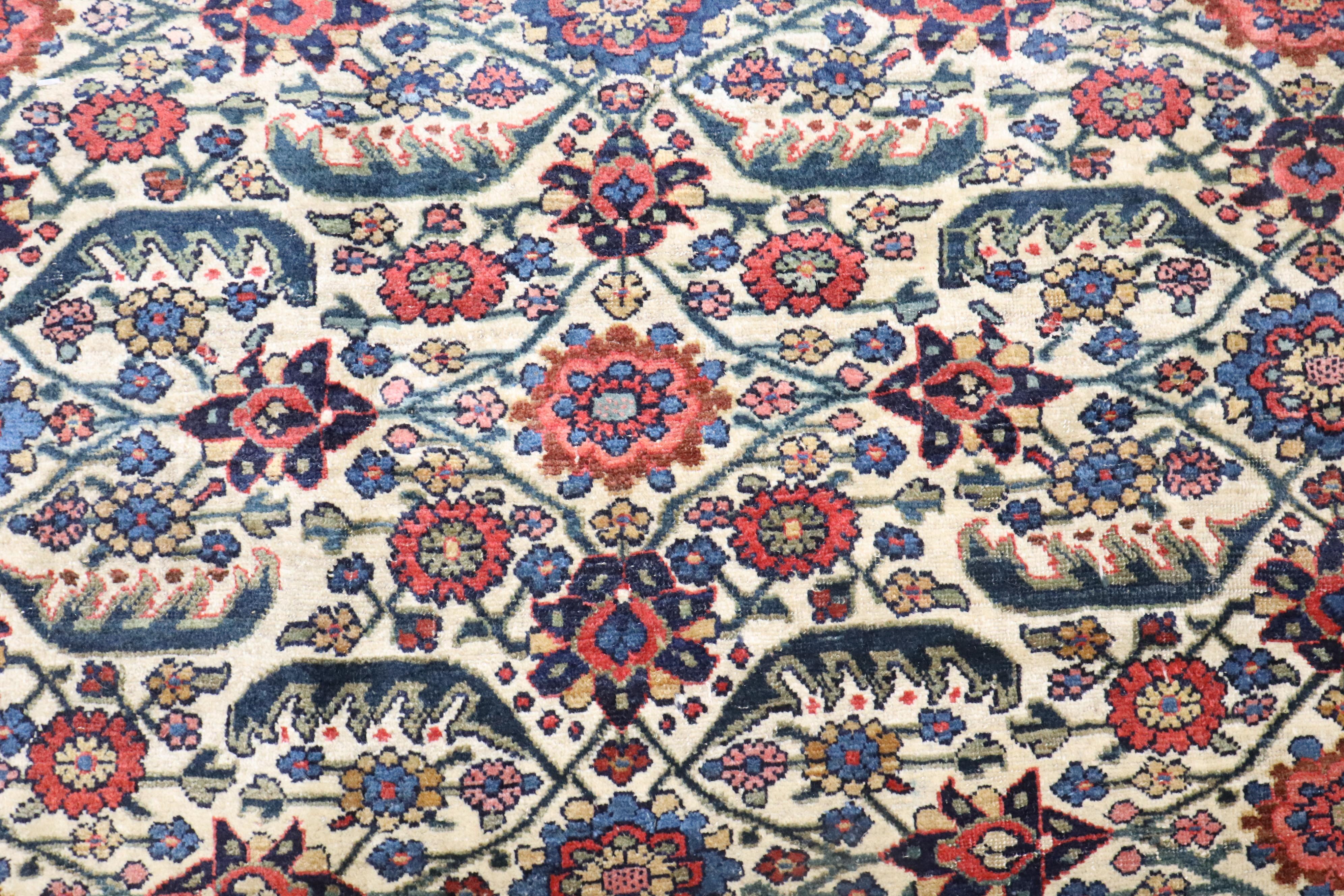 Annodato a mano Tappeto Zabihi Collection'S Ivory Field Antique Persian Bidjar Gallery (a) Gallery in vendita
