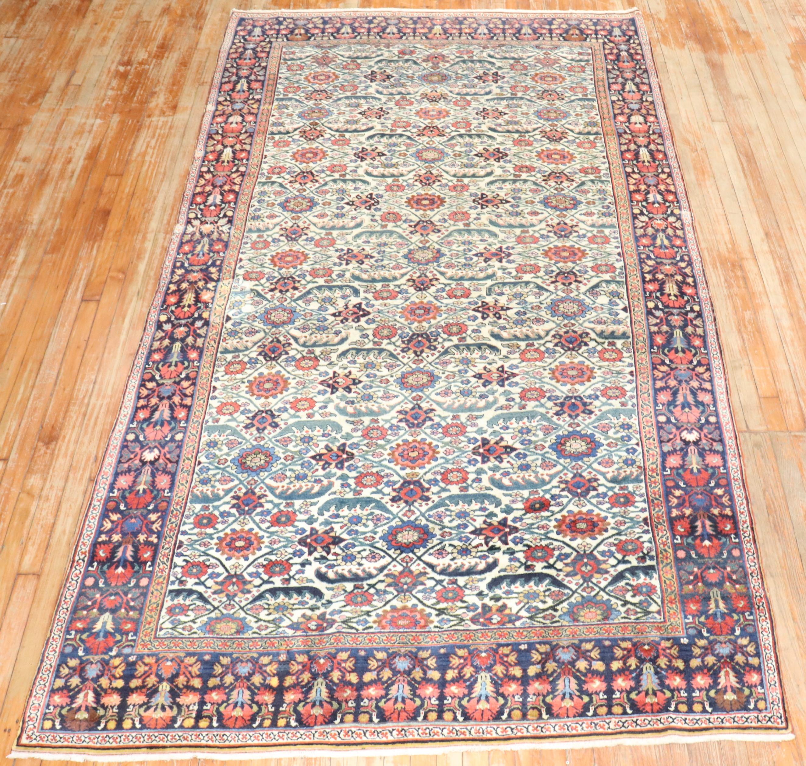 Tappeto Zabihi Collection'S Ivory Field Antique Persian Bidjar Gallery (a) Gallery In condizioni buone in vendita a New York, NY