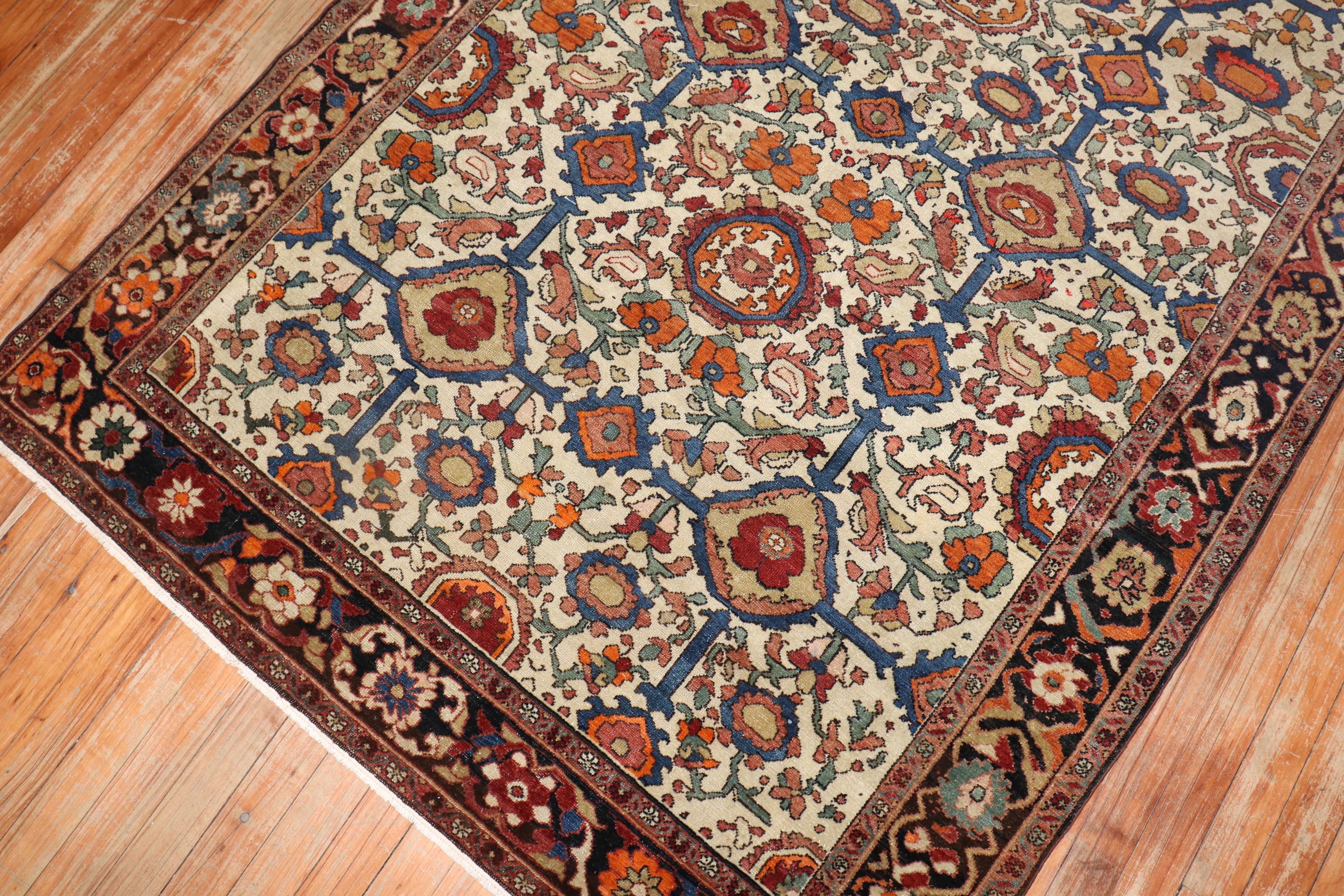Zabihi Collection Elfenbeinfarbener Grund Malayer Akzentteppich im Zustand „Gut“ im Angebot in New York, NY