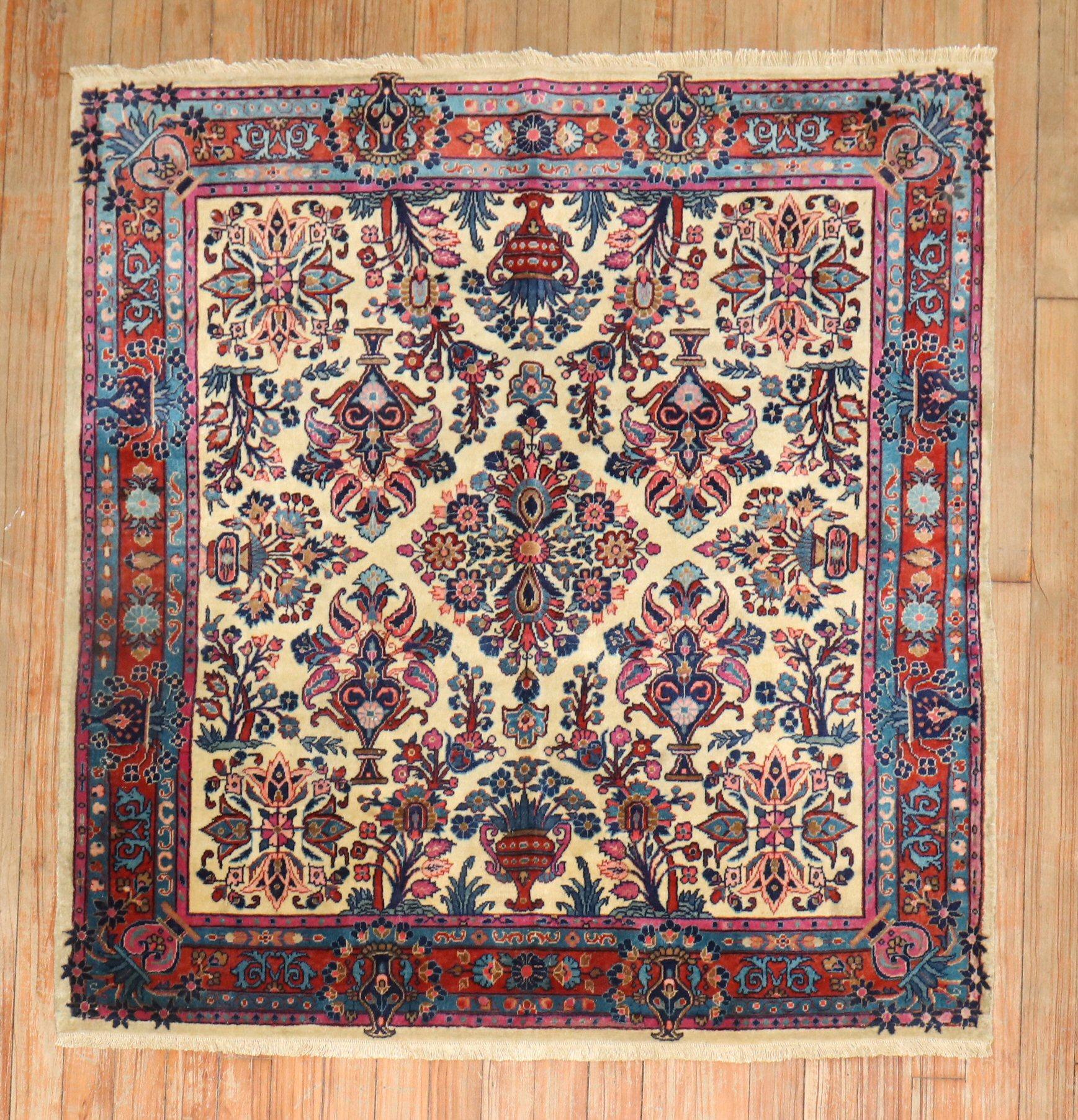 Persischer Kashan-Teppich aus dem frühen 20. Jahrhundert, seltenes Quadratformat, kleiner Teppich

Maße: 3'4'' x 3'7''.

 