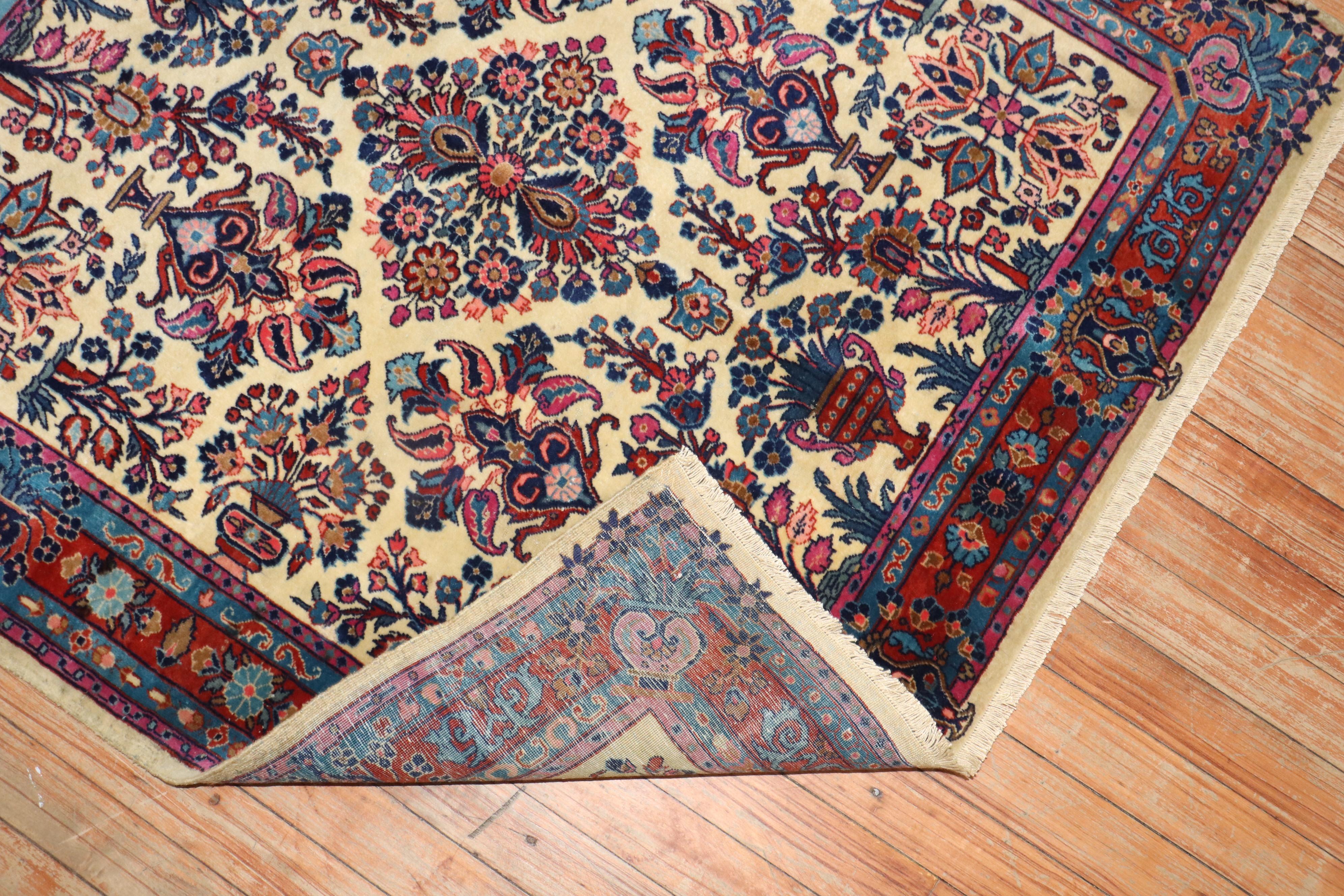 Elfenbeinfarbener quadratischer persischer Kashan-Teppich der Zabihi-Kollektion (Persisch) im Angebot