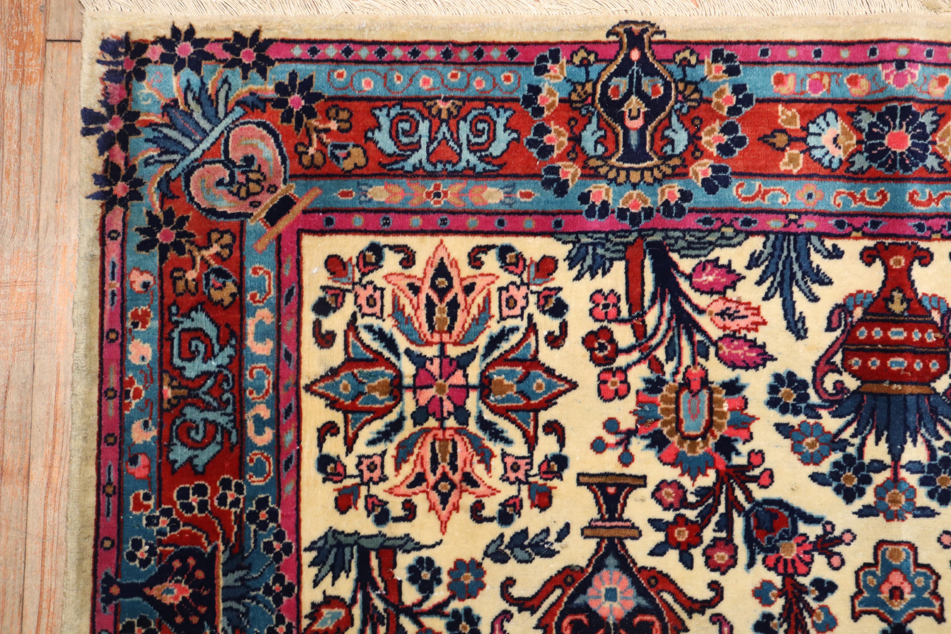Elfenbeinfarbener quadratischer persischer Kashan-Teppich der Zabihi-Kollektion (20. Jahrhundert) im Angebot