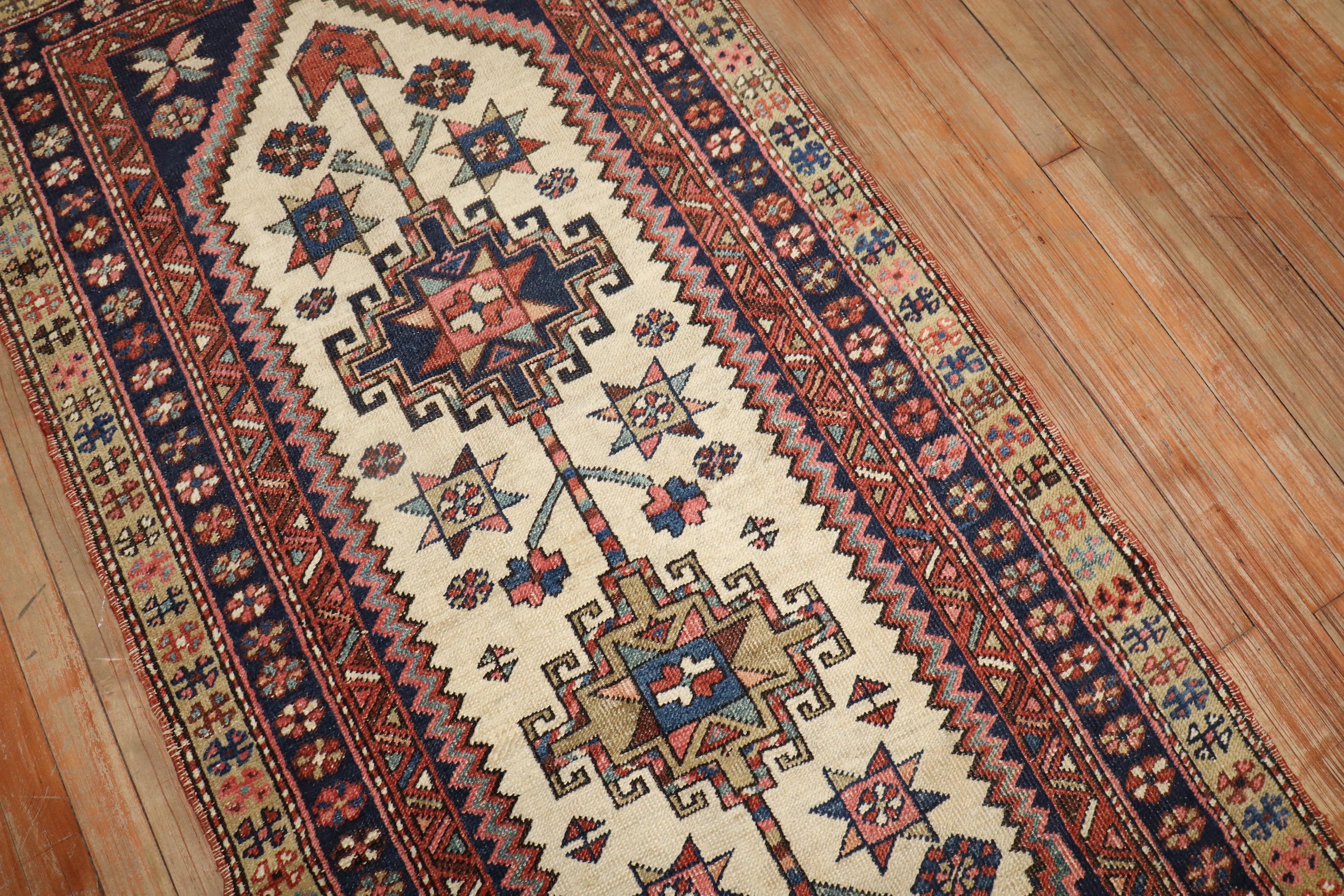 Zabihi Collection Elfenbeinfarbener Tribal Heriz Kleiner Läufer (Handgewebt) im Angebot