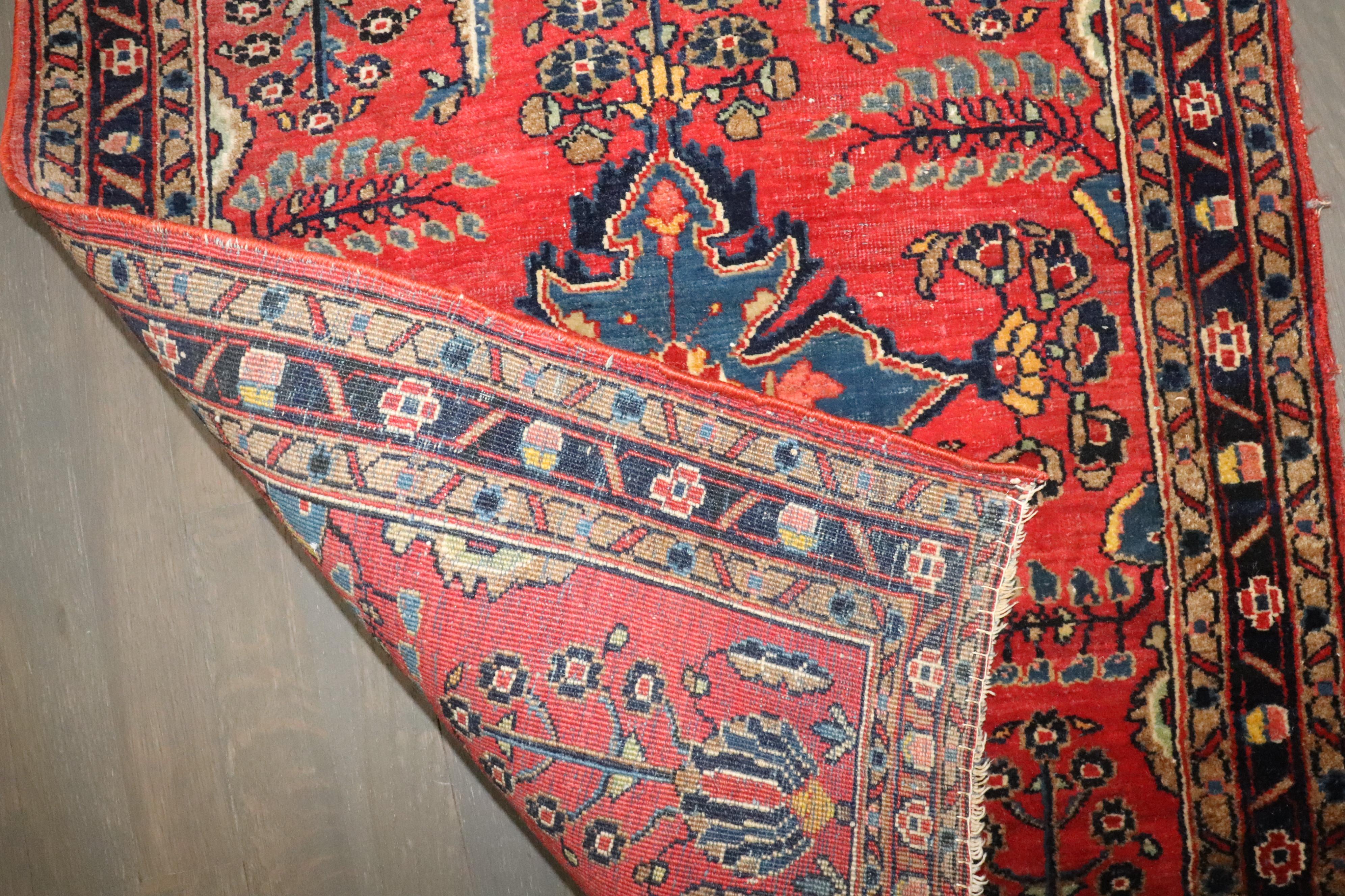 Zabihi Collection'S Tappeto antico persiano Sarouk quadrato dai toni gioiello In condizioni buone in vendita a New York, NY