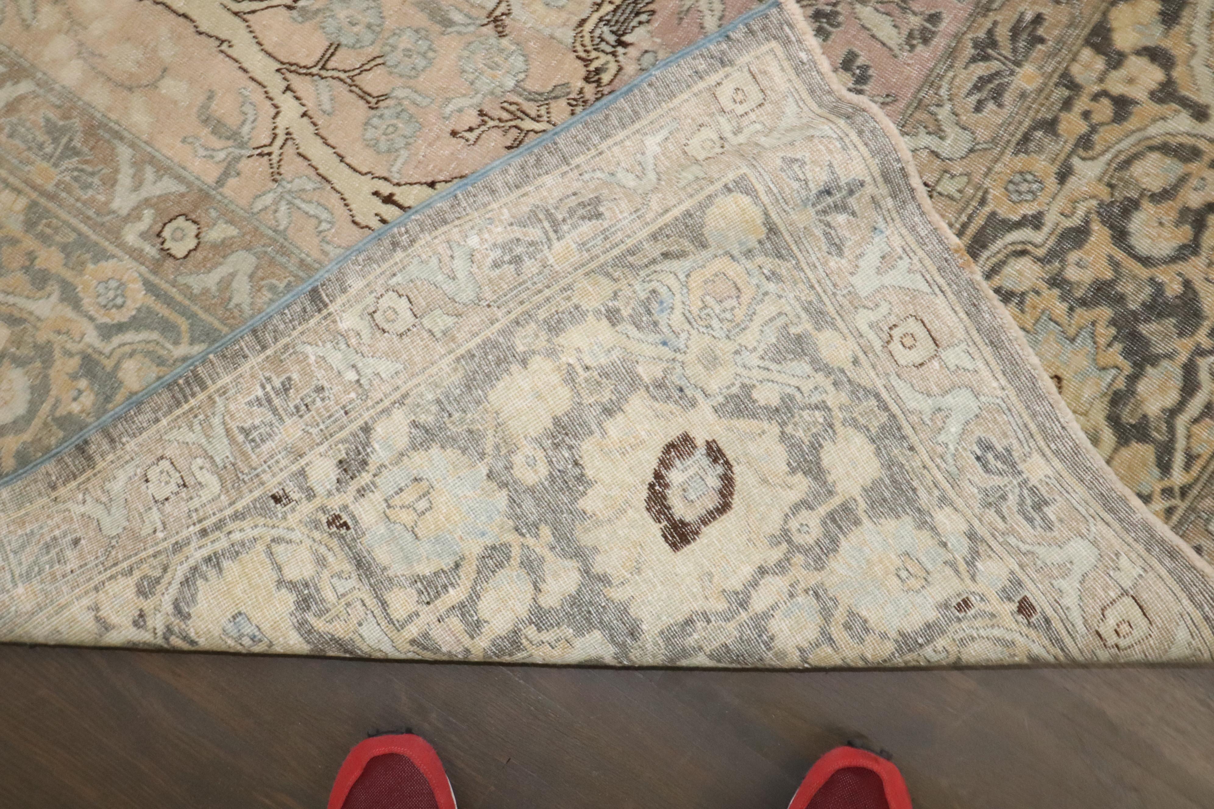 Zabihi Collection Großer antiker Bildteppich aus Täbris im Angebot 2