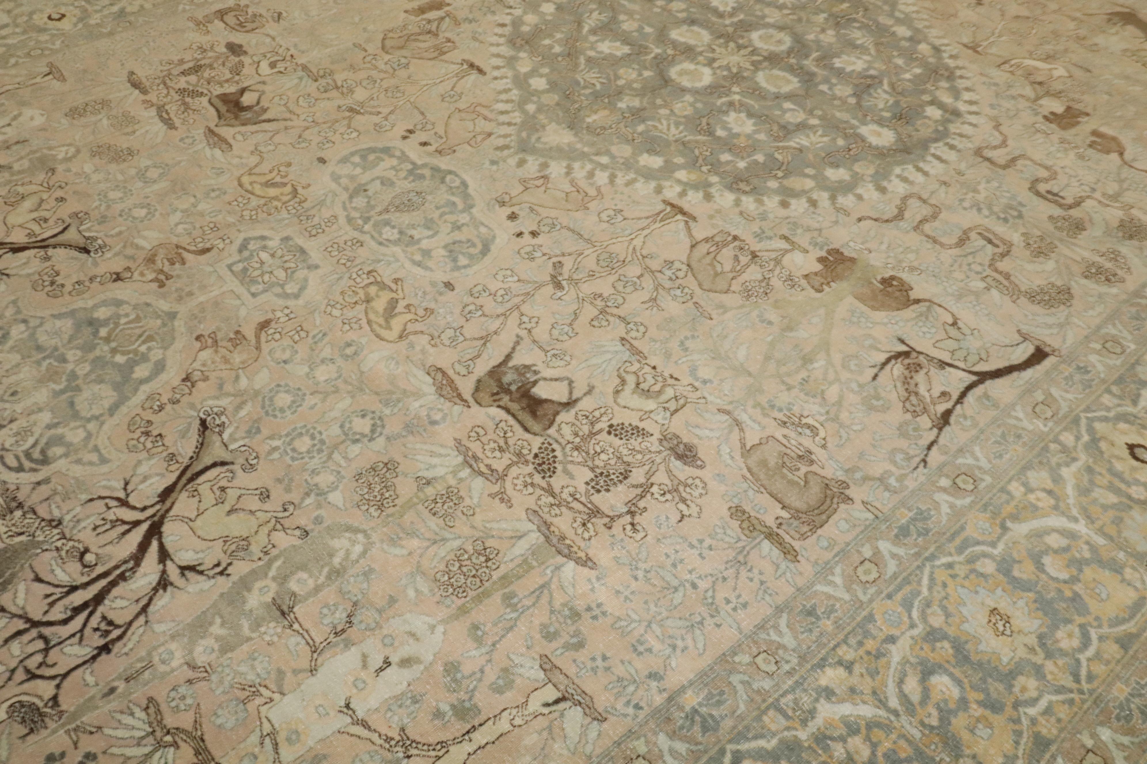 ein großer persischer Bildteppich mit Tieren aus Täbris aus dem frühen 20.
* Dieser Teppich wurde von Eric Ross Interiors auf der Nashville Flower Show House im Oktober 2025 vorgestellt und ausgestellt. 

Einzelheiten
Teppich nein.	j4124
Größe	11'