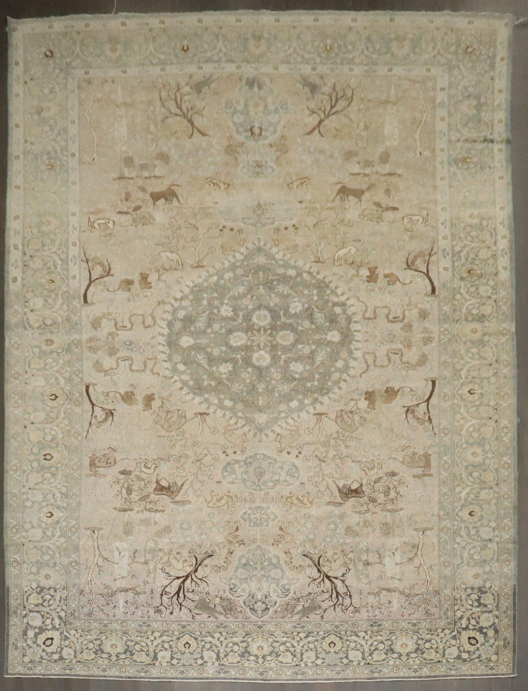 Zabihi Collection Großer antiker Bildteppich aus Täbris (Wolle) im Angebot