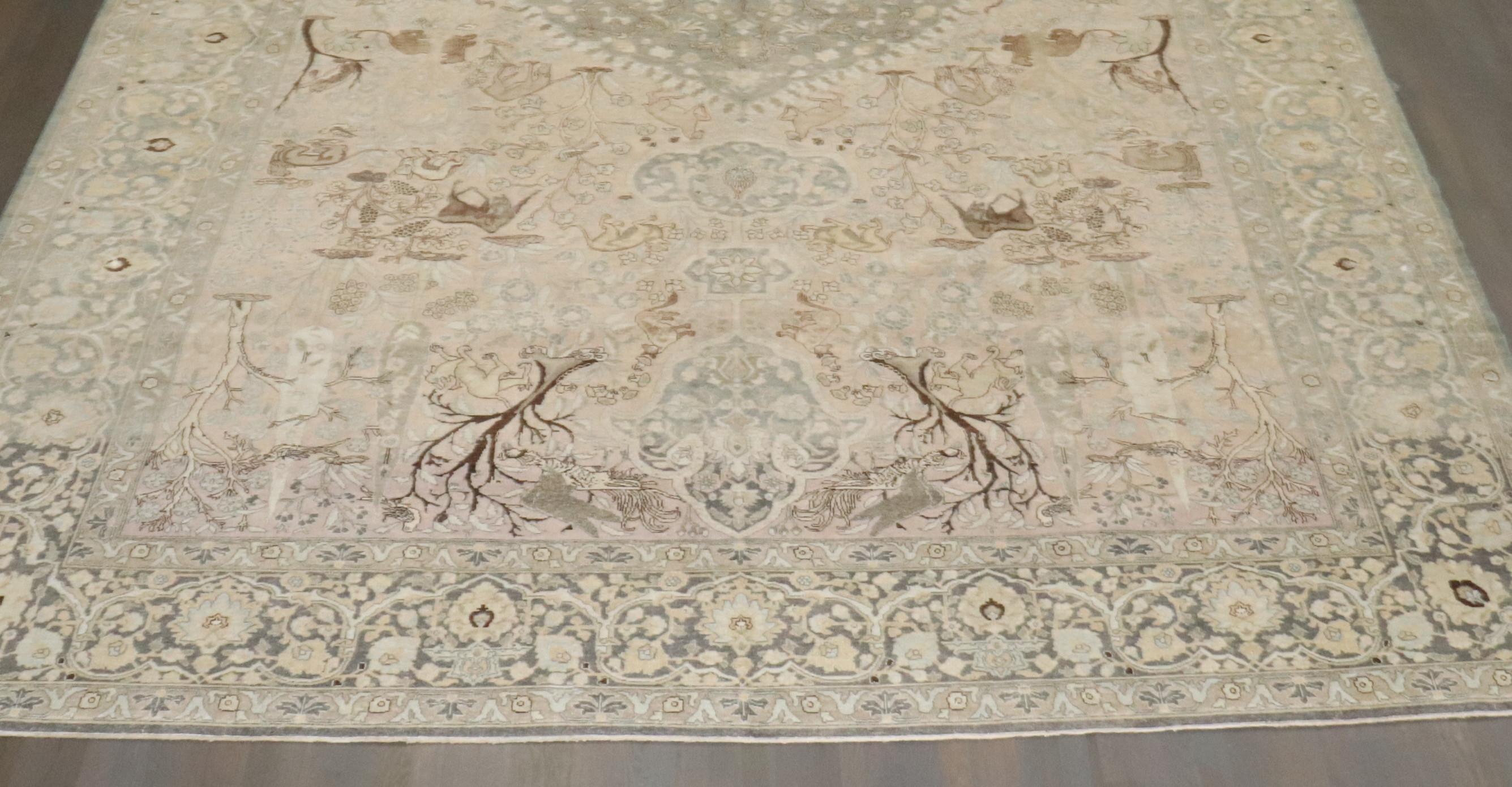 Zabihi Collection Großer antiker Bildteppich aus Täbris im Angebot 1