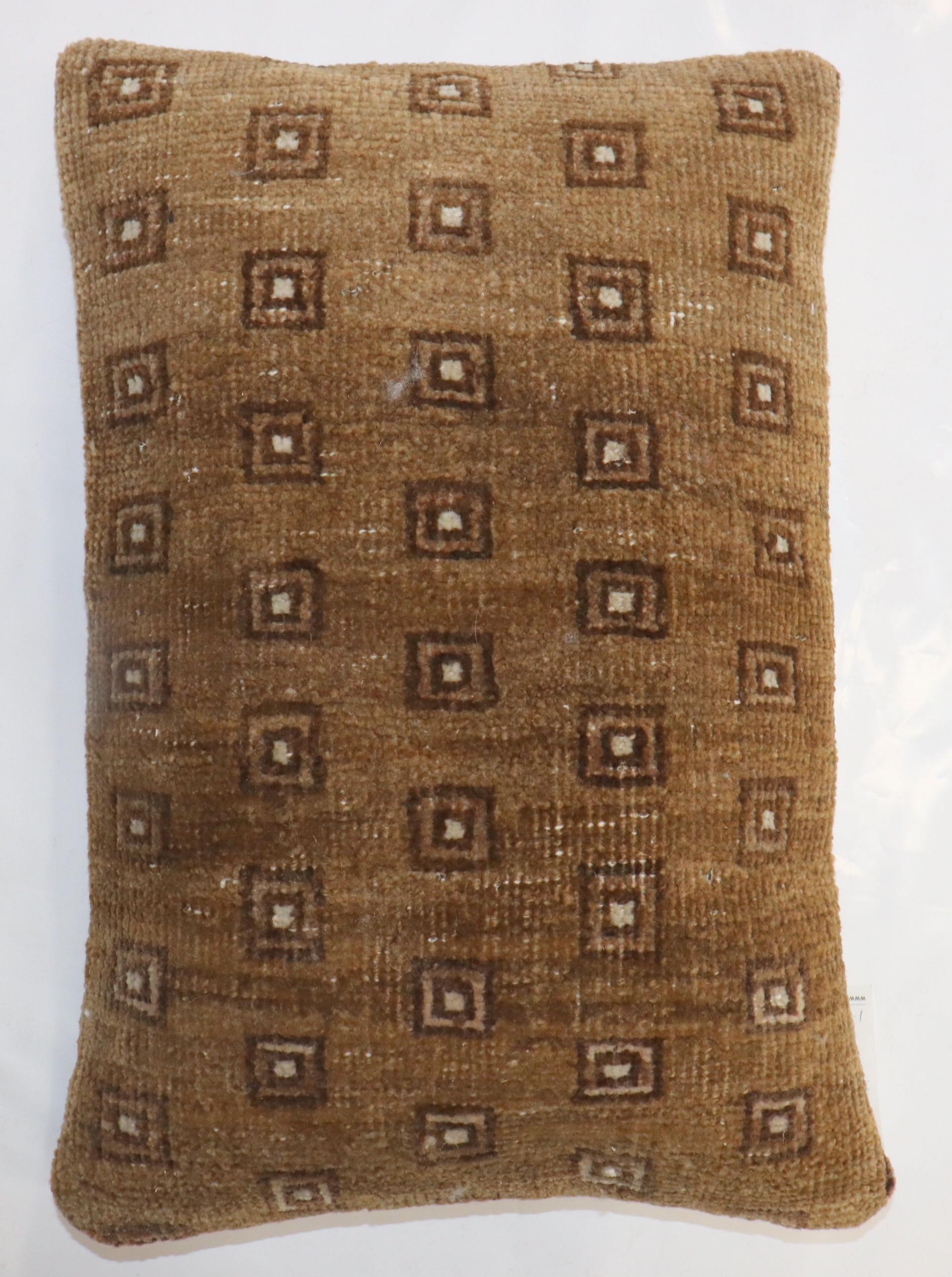 Almohada hecha con una alfombra turca Kars marrón vintage

Medidas: 16'' x 24''