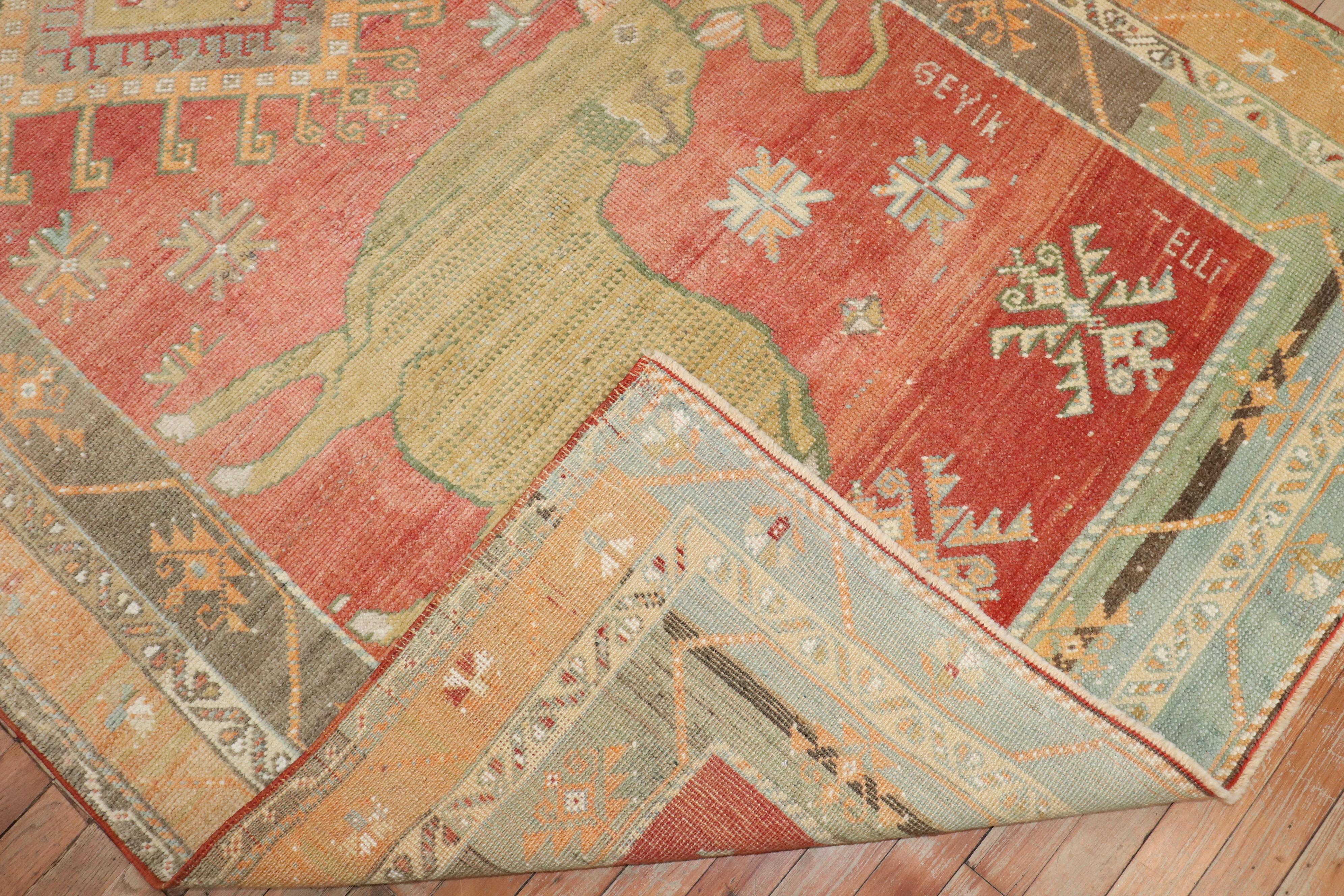 Türkischer Teppich aus der Mitte des 20. Jahrhunderts mit 2 großen Hirschen, die mehrere Einfassungen und ein zentrales Medaillon umgeben

Einzelheiten
Teppich nein.	j3741
Größe	4' 10
