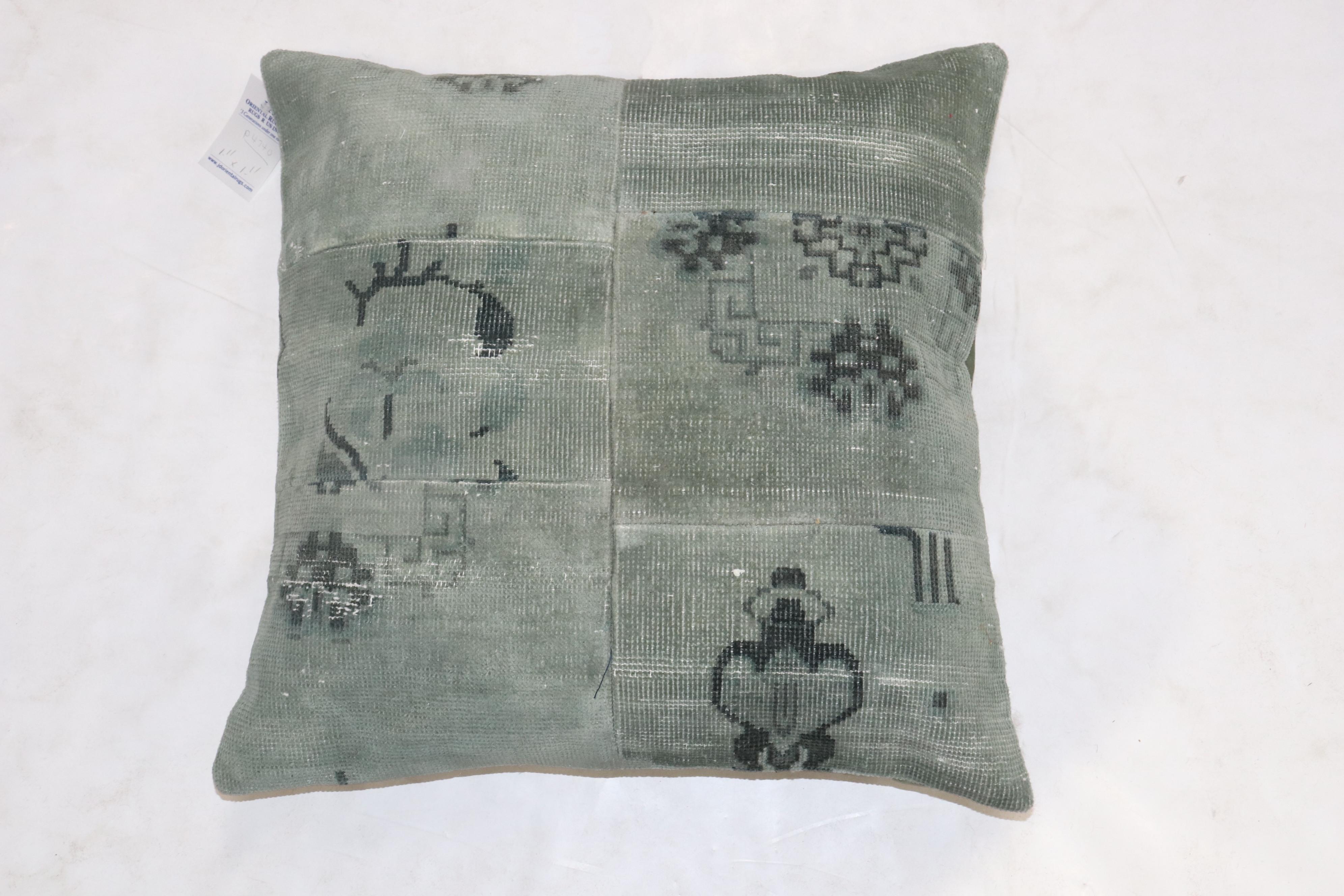Oreiller fabriqué à partir d'un vieux tapis chinois à dominante verte. Fermeture à glissière et rembourrage en polypropylène.

Mesures : 23'' x 23''.